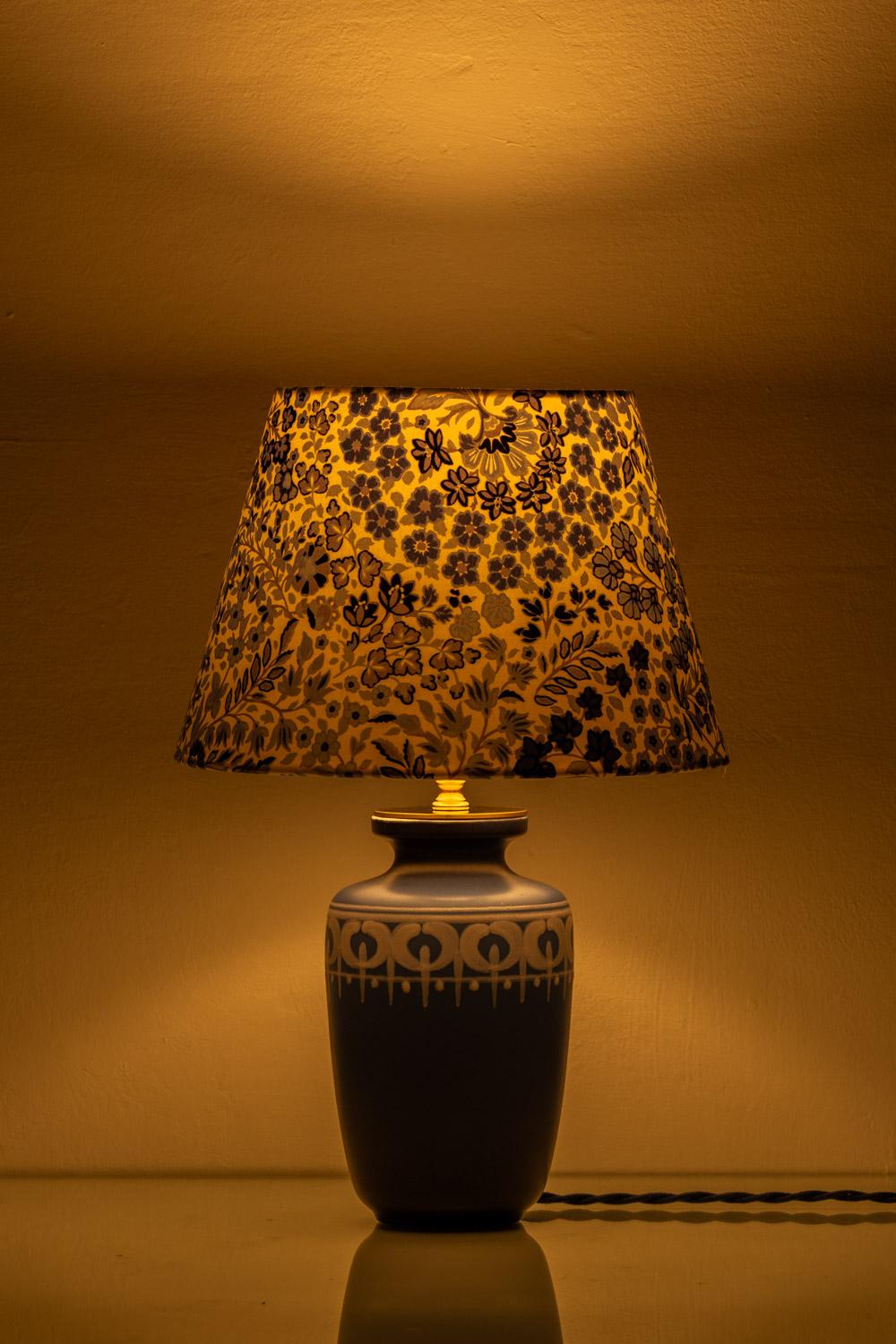 Fatto a mano Lampada da tavolo Flora Gouda Lotus, 1977, paralume New Liberty London in vendita
