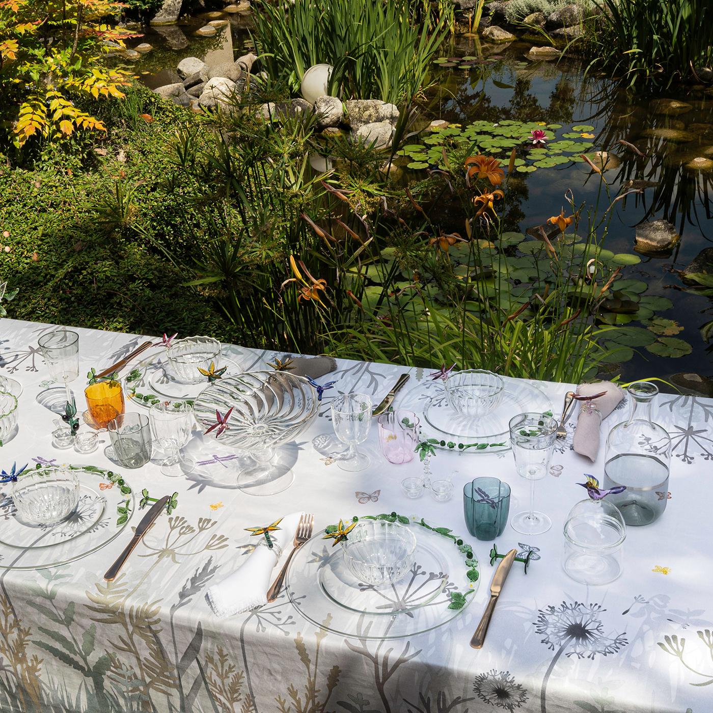 Questo piatto di servizio in vetro trasparente con foglie e fiori verdi e bianchi aggiunti a mano sulla superficie è una dimostrazione di pura unicità ed eleganza. Ideale per abbellire e integrare un tavolo con un tocco di unicità e stravaganza.