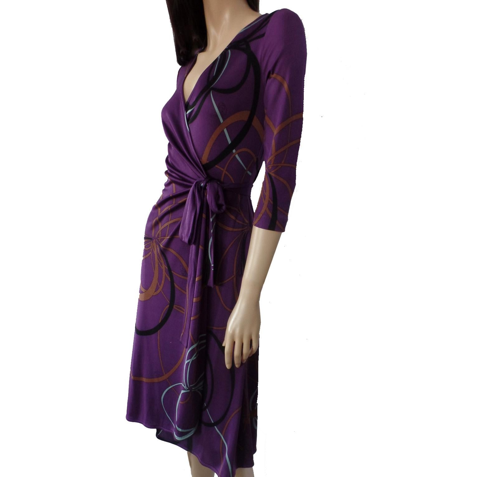 True wrap dress in original rich purple ribbon print.
3/4 sleeves and flattering flared wrap skirt.
Approximately 43