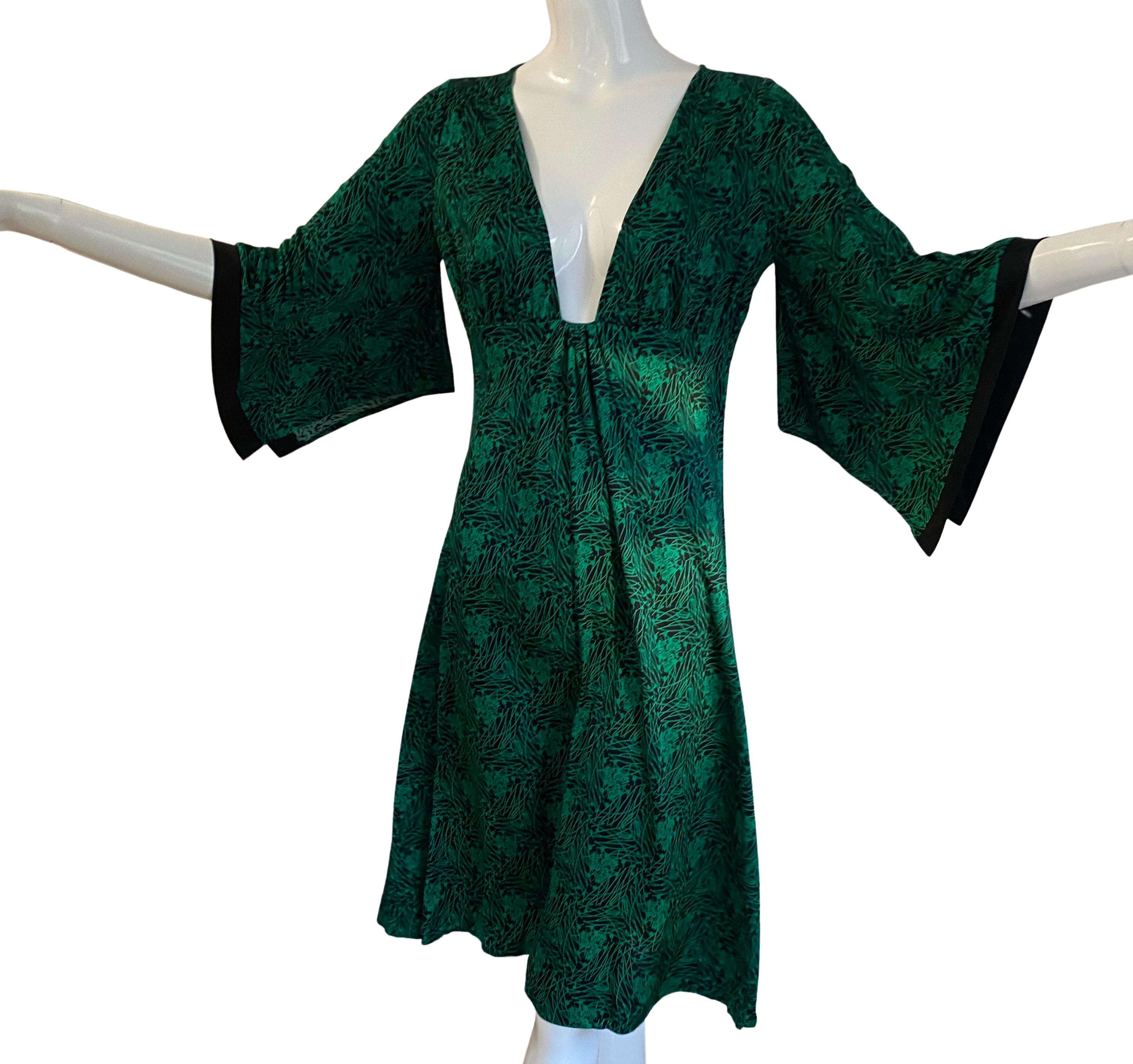 Condition: NEW WITH TAG.
Deep plunge V-neck.
kimono sleeves.
Exclusive Wood Block print in black on emerald green designed by Flora.

Approximately 43