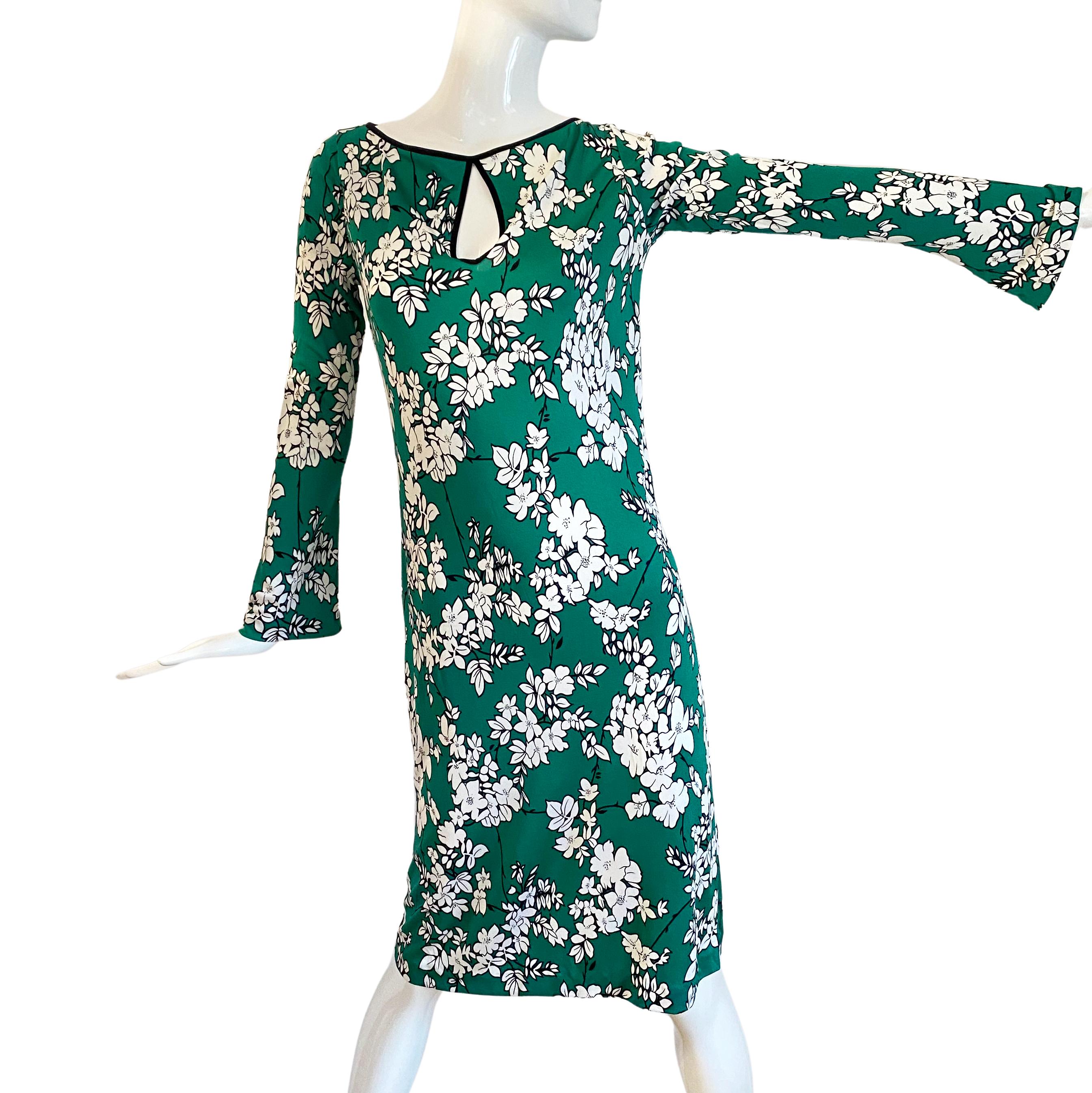 Condition: NEW WITH TAG.
Flattering shift dress with self-belt and gentle bell sleeve.
Exclusive floral print in black and white on emerald green. 

Approximately 43