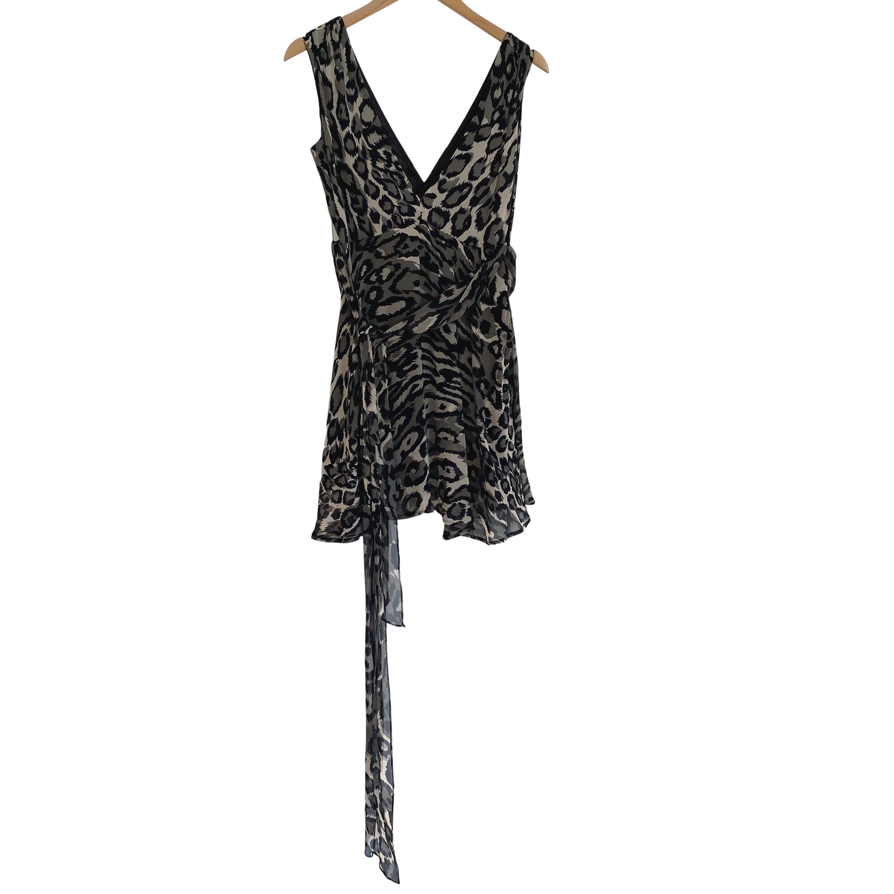 Seiden-Georgette-Minikleid mit Leopardenmuster in Grau und Schwarz, neu mit Etikett, Flora Kung  im Angebot 1