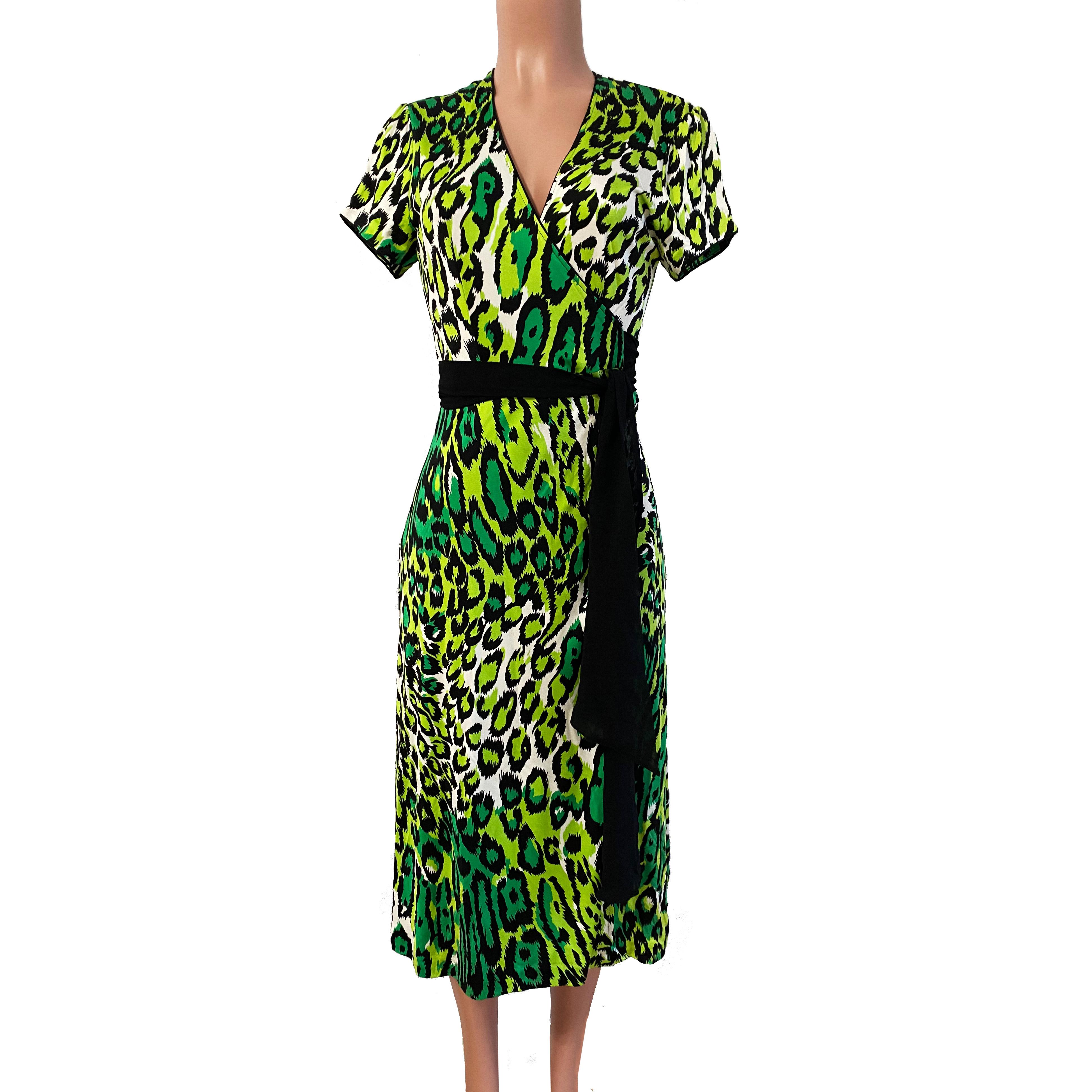 True wrap dress with A-line skirt and slight puff sleeves.
Neckline and sleeves are piped in black silk.
Wrap-around long black silk georgette sash.
Original print is apple green/jade/black/beige/white animal spot print.
 
Approximately 47