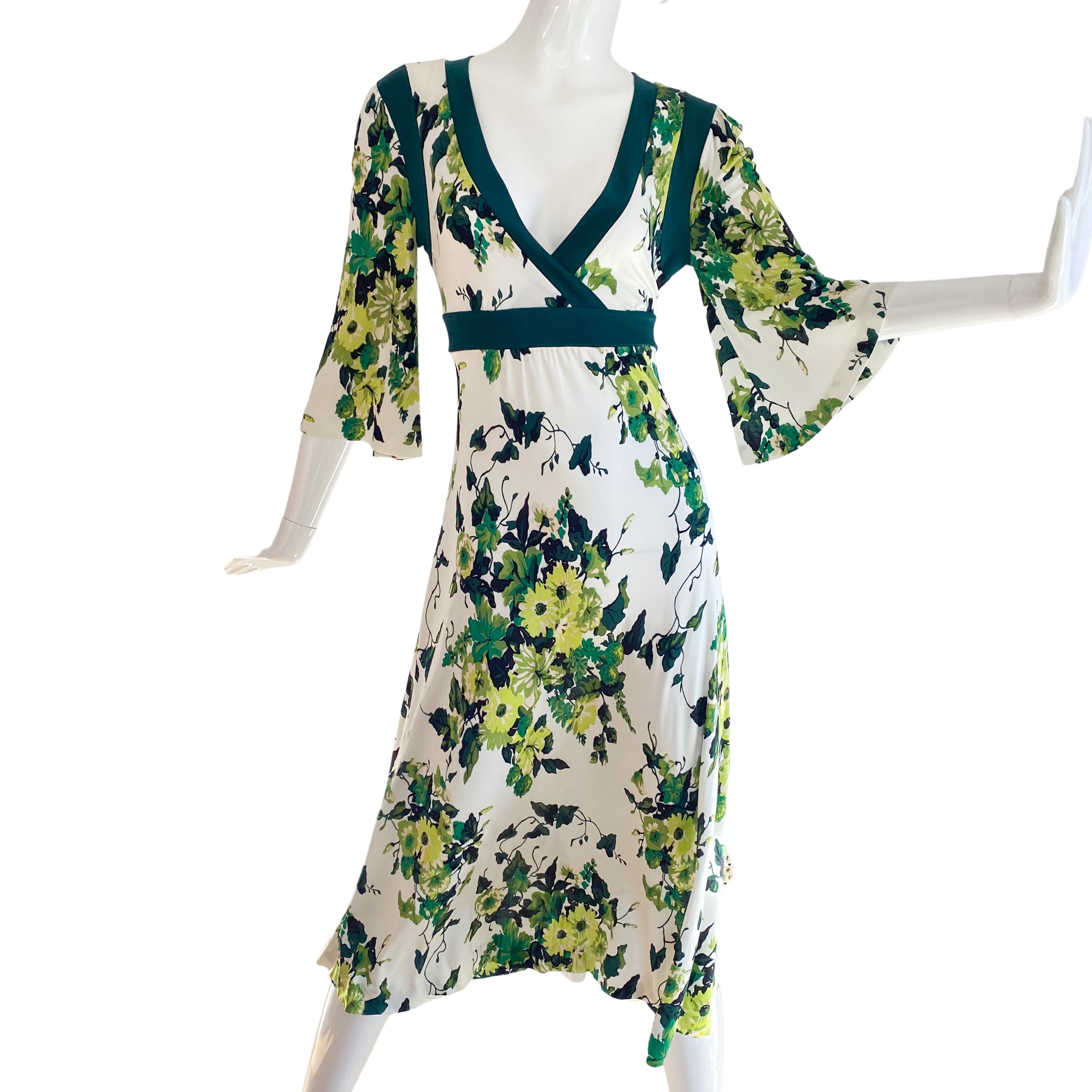 Condition: NEW WITH TAG.
Print: exclusive ivy vine print in shades of green,
Style: Mock wrap with deep green trim and ties in the back for a perfect fit.
          Flare skirt and bell sleeves with lots of movement.
Approximately 48.5