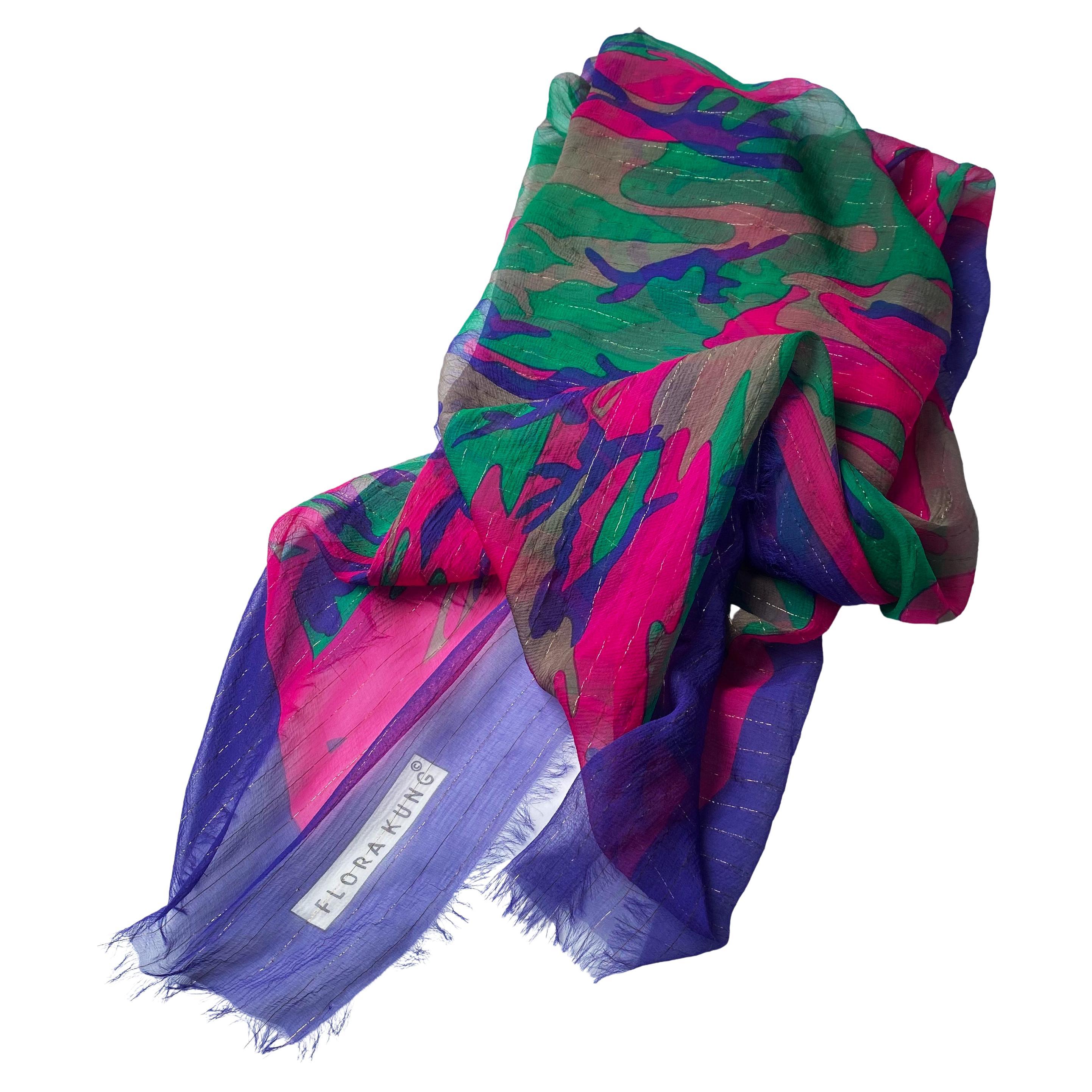 Flora Kung - Écharpe surdimensionnée en mousseline de soie imprimée camouflage, couleur bijou