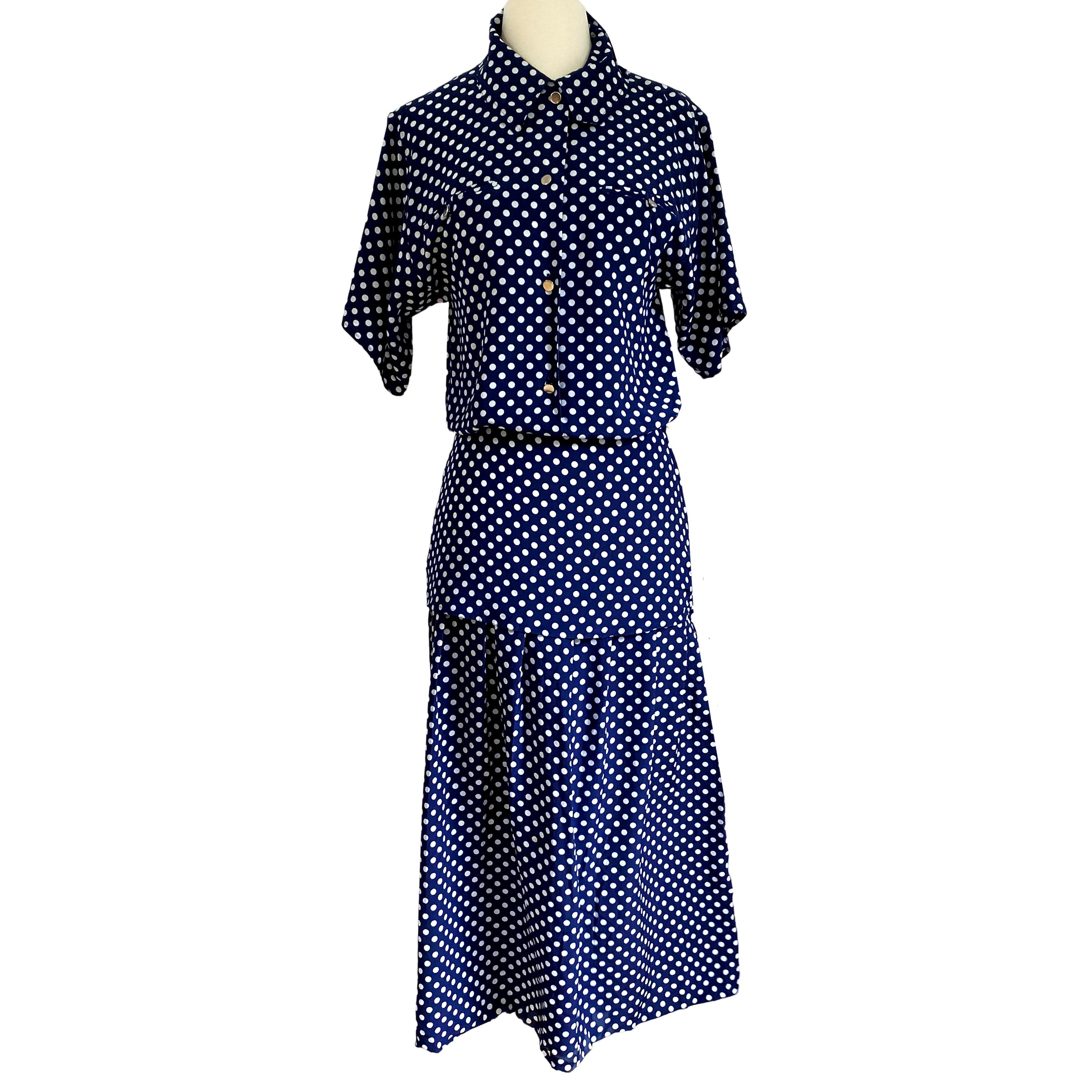 Chic, casual yet elegant navy silk crepe button-up shirt dress with pockets, hip yoke and fly-away skirt.
Material: 100% long-filament silk crepe
Print: white polka dots on navy.
Closing: button front, side zip and snaps.
Only one available.
Wear