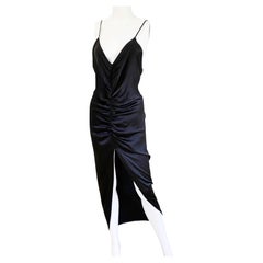 FLORA KUNG Luxe schwarzes Seiden-Satin-Charmeuse-Schlickerkleid mit Rüschen