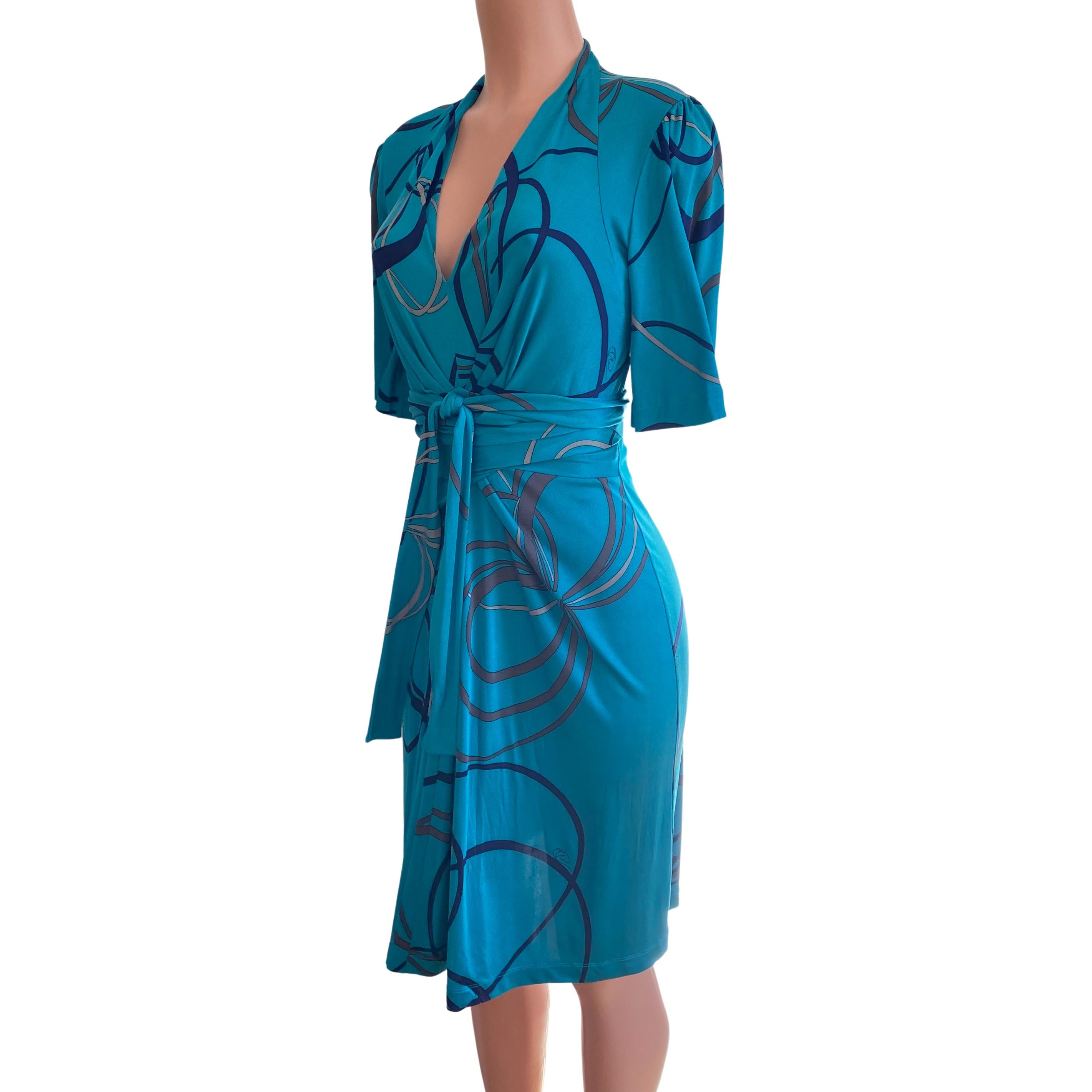 Condition: NEW WITH TAG.
Hand-designed and signed ribbon print.
 
Seasonless and timeless Flattering silk jersey dress with deep plunge V and lots of volume in the bell sleeves and the skirt.
Adjustable wraparound belt for a perfect