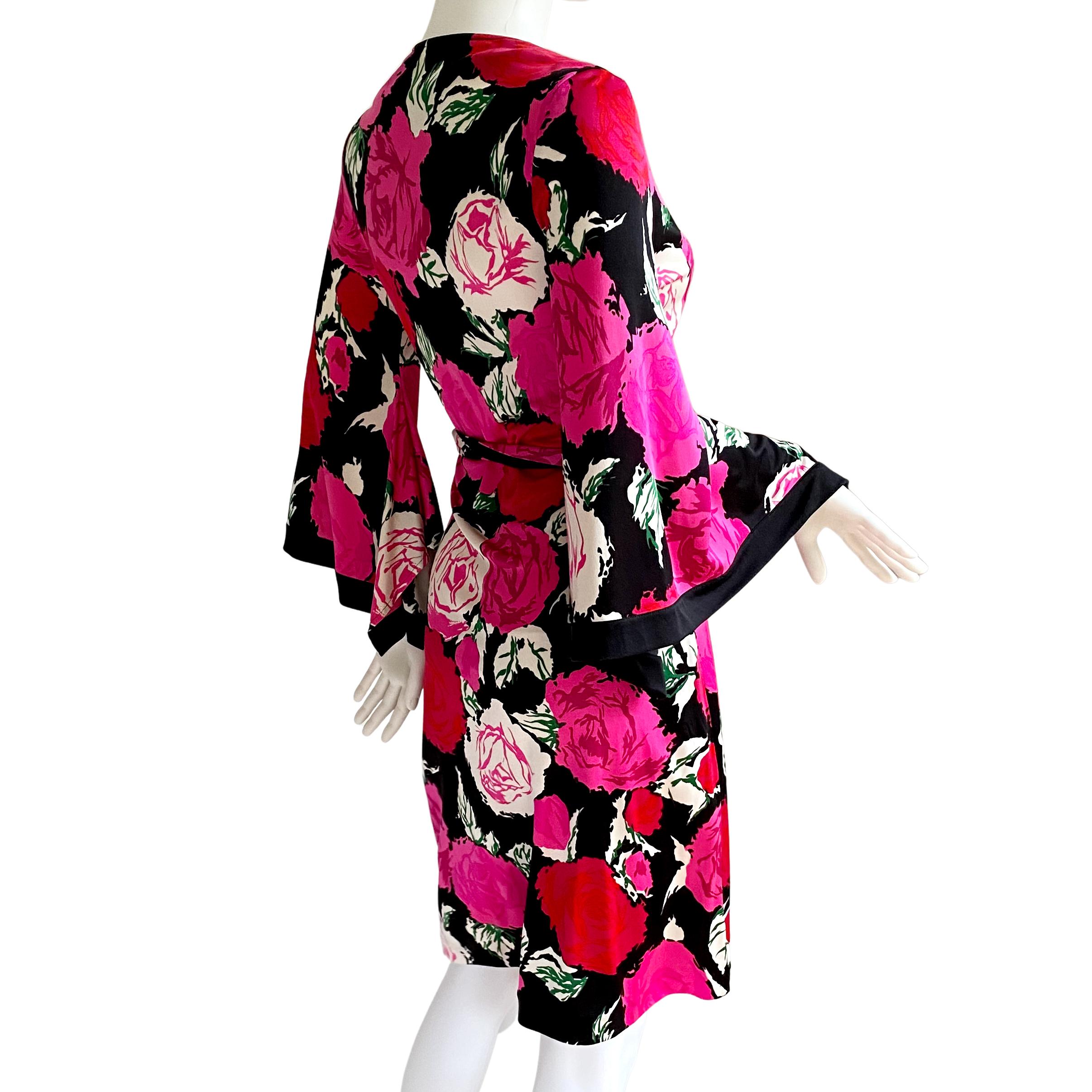 Noir Robe kimono Flora Kung imprimé roses, neuve avec étiquette en vente