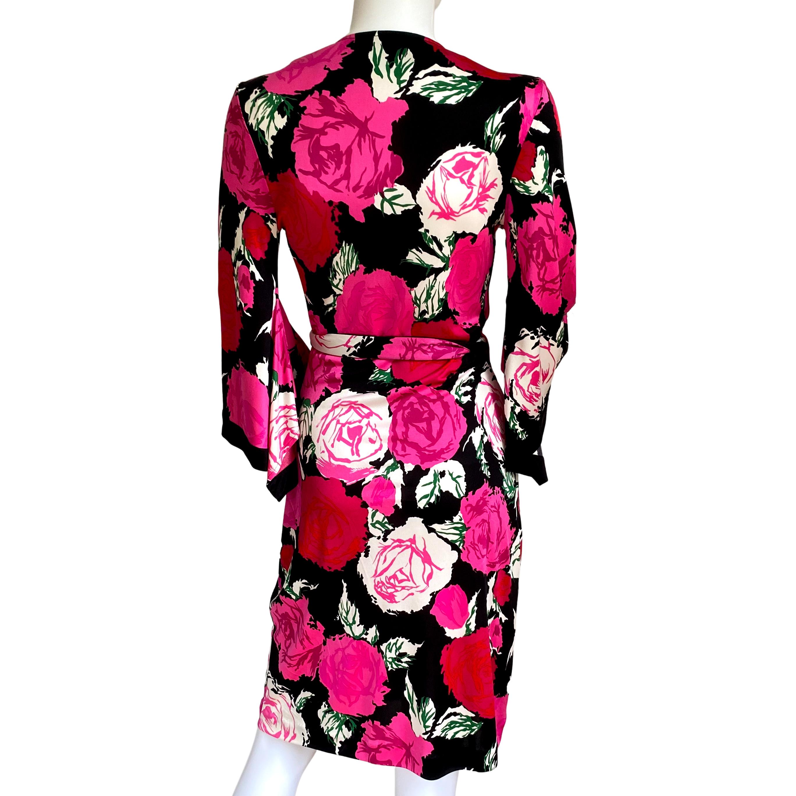 Robe kimono Flora Kung imprimé roses, neuve avec étiquette Neuf - En vente à Boston, MA