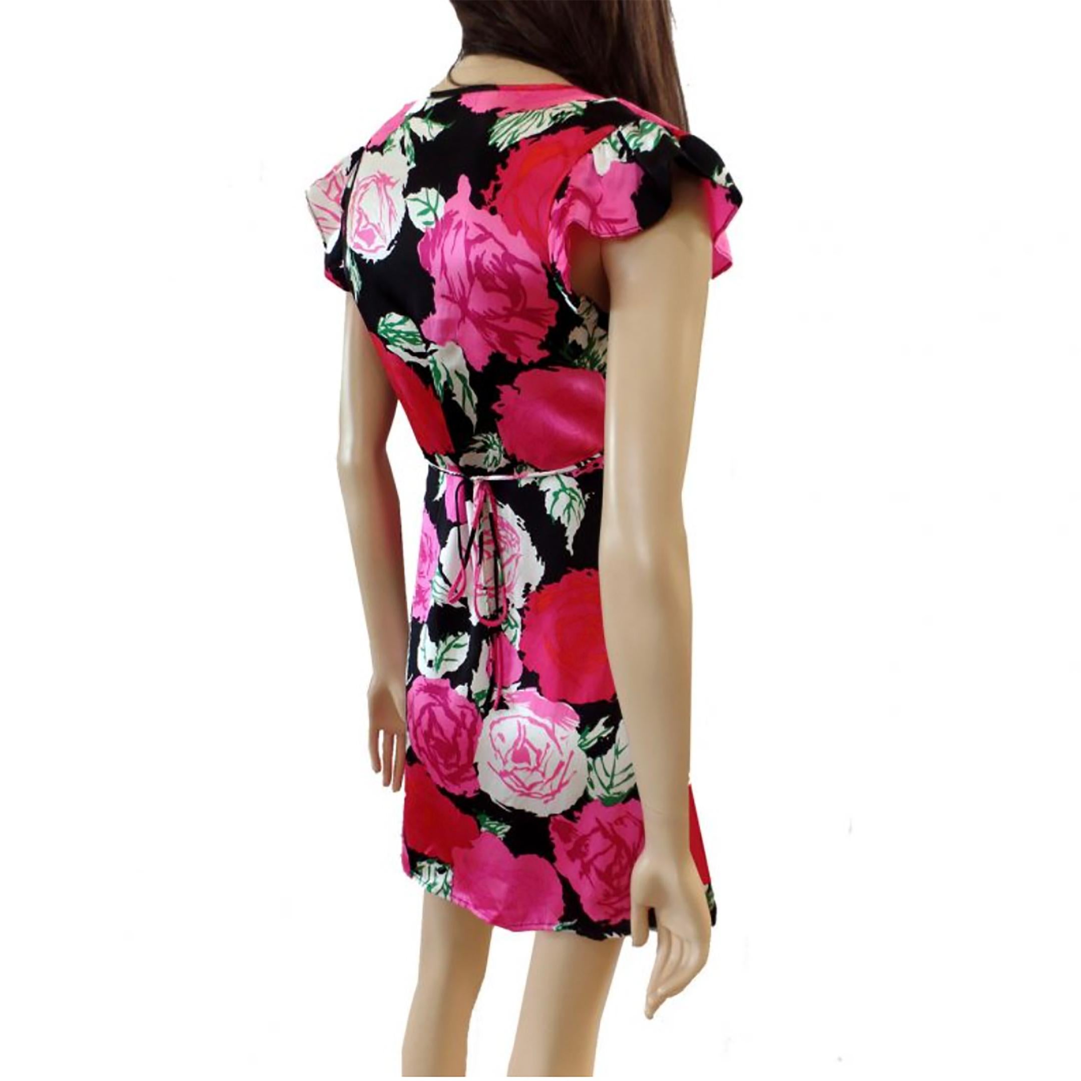 Alluring little mini dress in Flora's climbing roses print..
Flutter sleeves.
Deep plunge V-neck.
Self-ties for a perfect, flattering fit.
Approximately 36