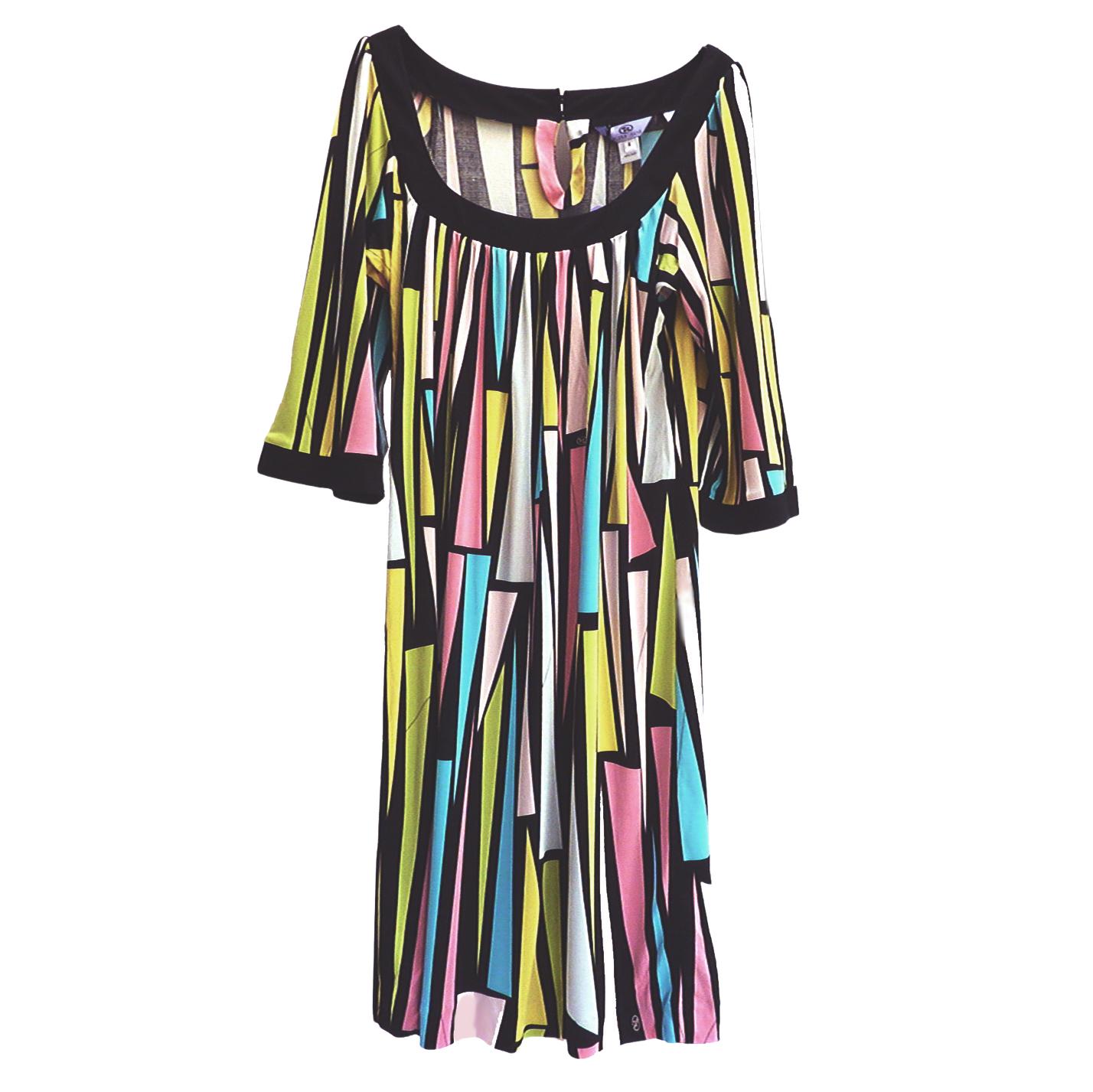 Flattering easy dress that can be dressed up or down.
(Psst ... This is the same FLORA KUNG style that Kate Middleton wore to Annabel's London but in a different print) 
Approximately 39