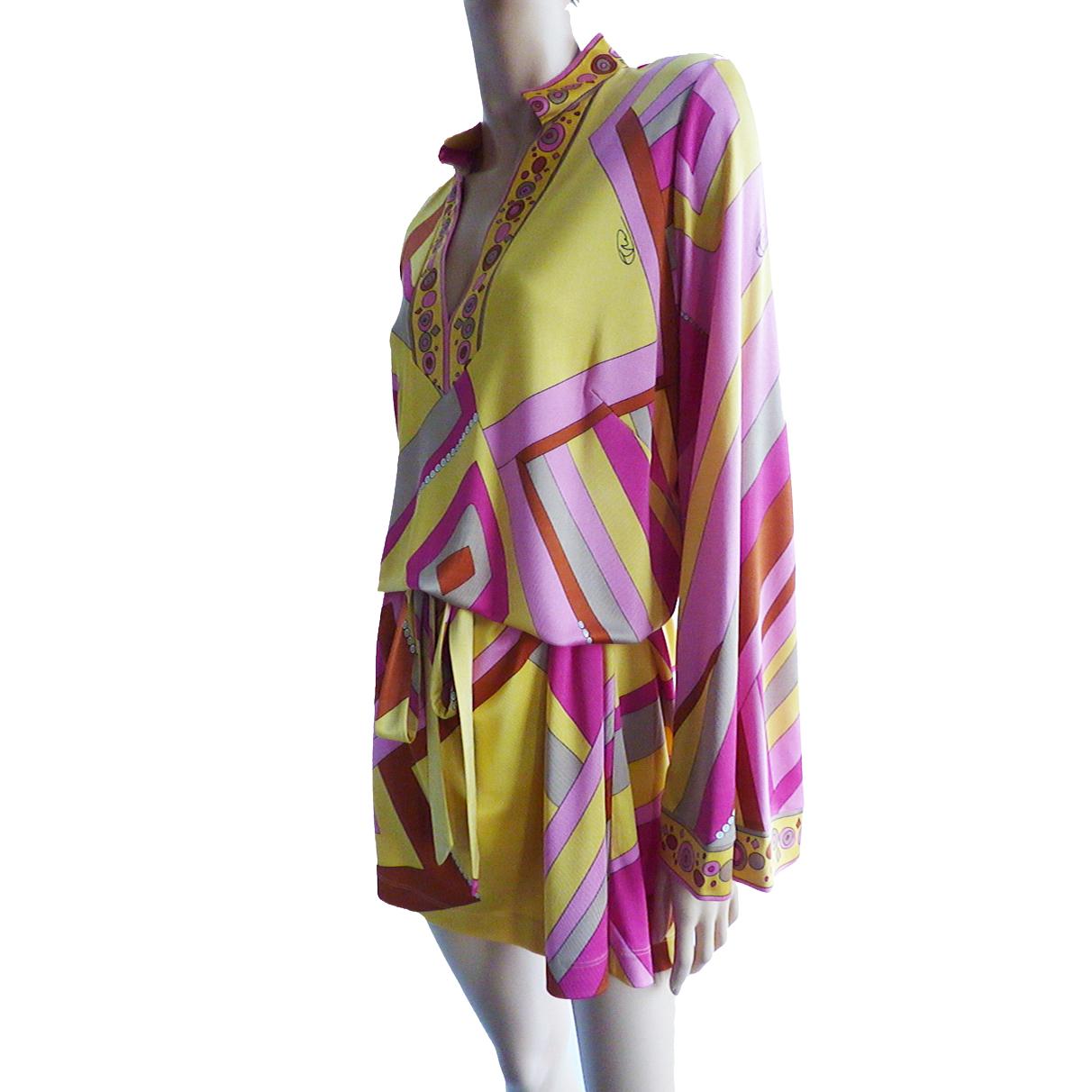 Flattering split collar tunic dress with flared sleeves,
Original deco print with mixed print collar and sleeve band.
Approximately 41
