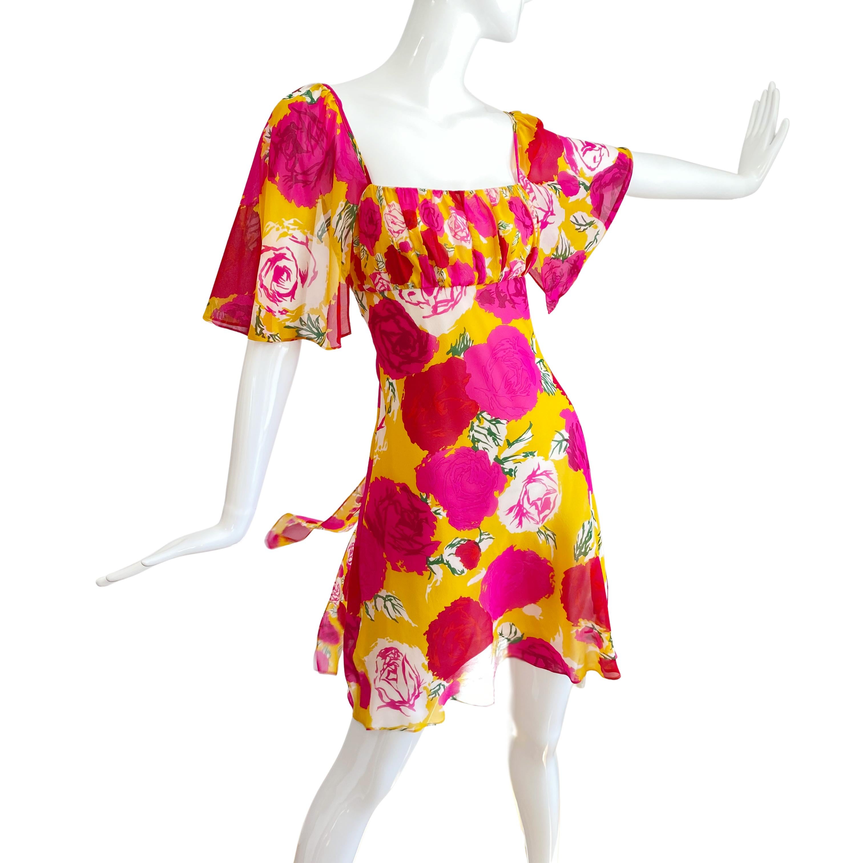 Beautiful hand-designed mix climbing rose print - this is one of Flora's personal favorite dresses.
Smaller roses at bust and tie, big roses for skirt and sheer sleeves.
Lined except for sleeves.
Invisible side zipper, ties at back for a perfect