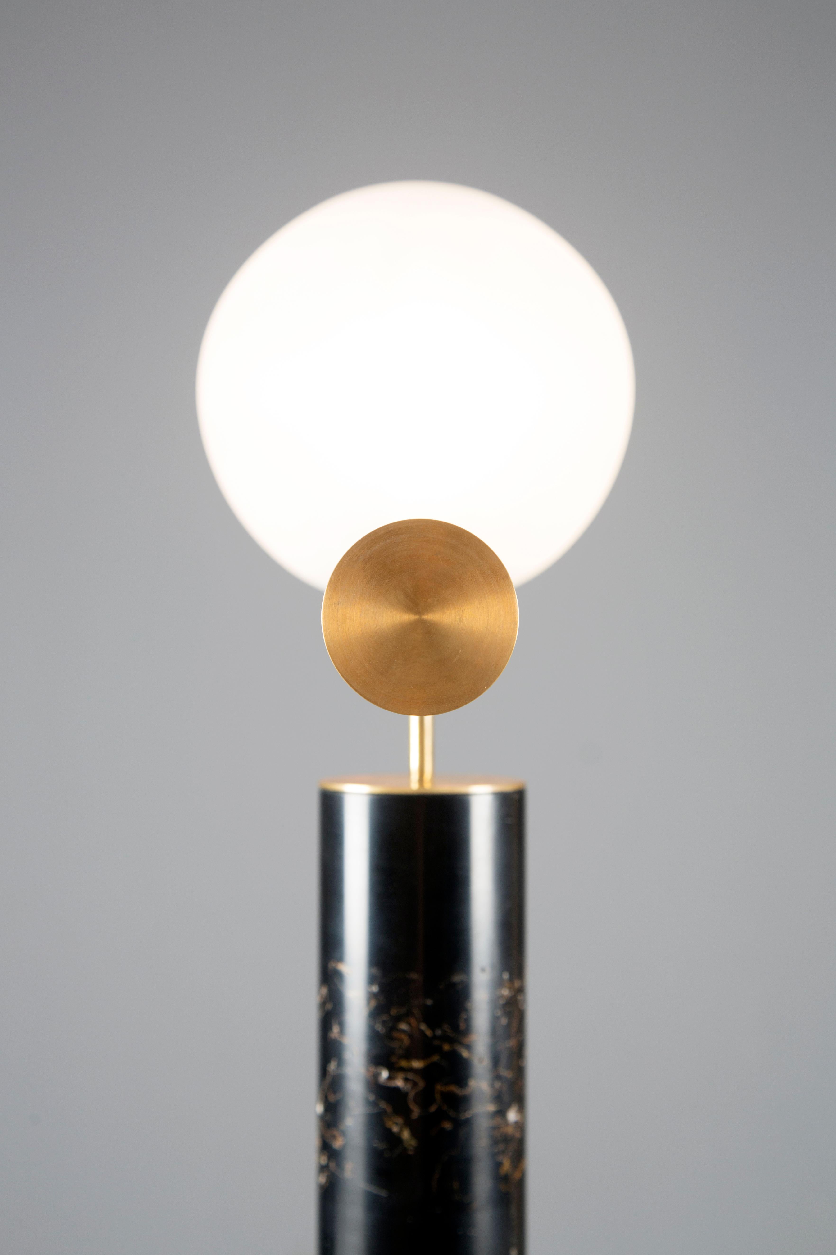Die minimalistische und elegante Flora Lamp I ist eine vollständig handgefertigte Lichtskulptur mit einer einzigartigen Kombination von Materialien. Marcin Rusaks charakteristisches MATERIAL Perma - ein mit Blumen durchtränktes Harz - wird