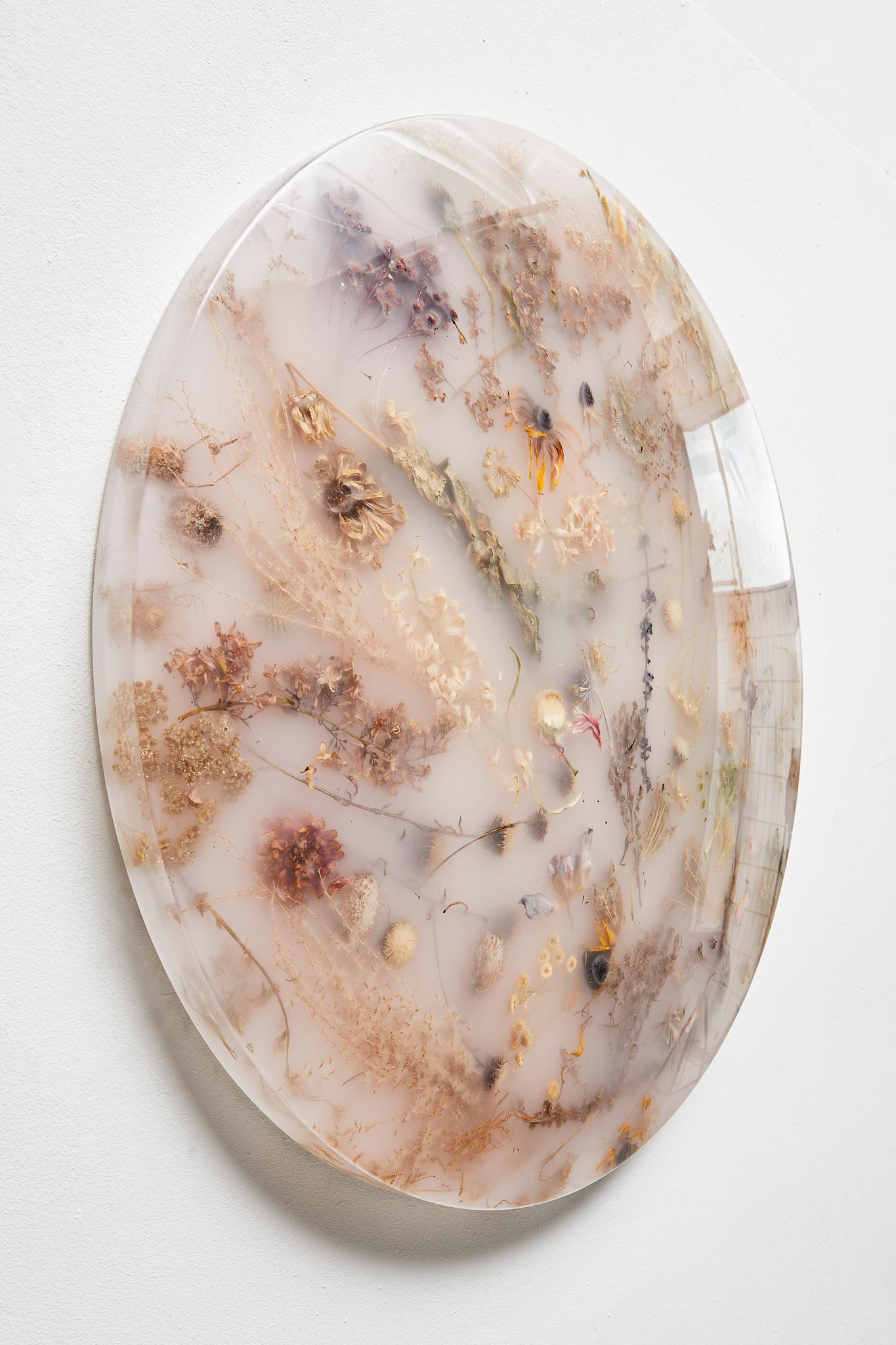 Part of Marcin Rusak’s signature Flora collection, the wall-hanging Flora Lens 65 constitutes a unique decorative piece that works well in a variety of settings. Based on discarded flowers carefully submerged in resin, this convex piece is entirely