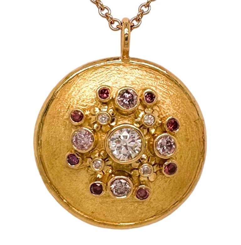 NEW Pendentif Flora - diamant blanc brillant central de 0,40ct avec accents de diamant de couleur mélangée de 0,80ct sertis dans une monture en or jaune 18ct.

