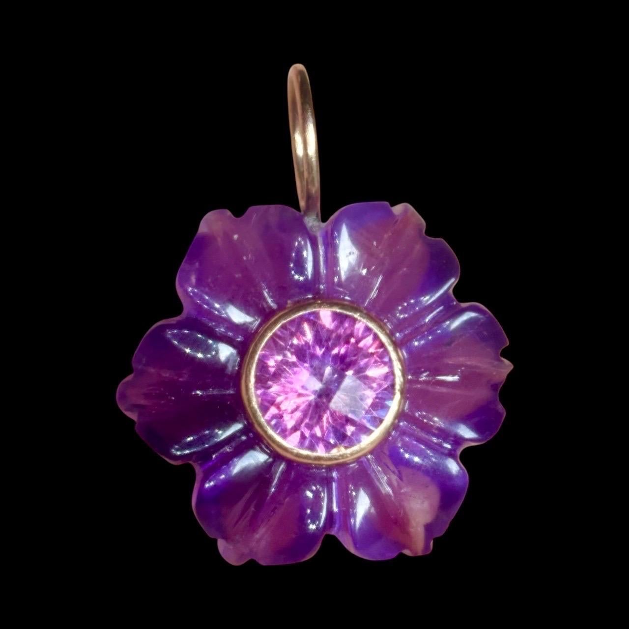 Ciondolo FLORA

Amerhyst, Topazio rosa e oro 14k

Fiore di ametista intagliato, diametro 19 mm, con topazio rosa rotondo centrale da 8 mm e castone in oro 14k.

La cauzione ad anello in oro 14k può ospitare una catena, un cordone o una collana di