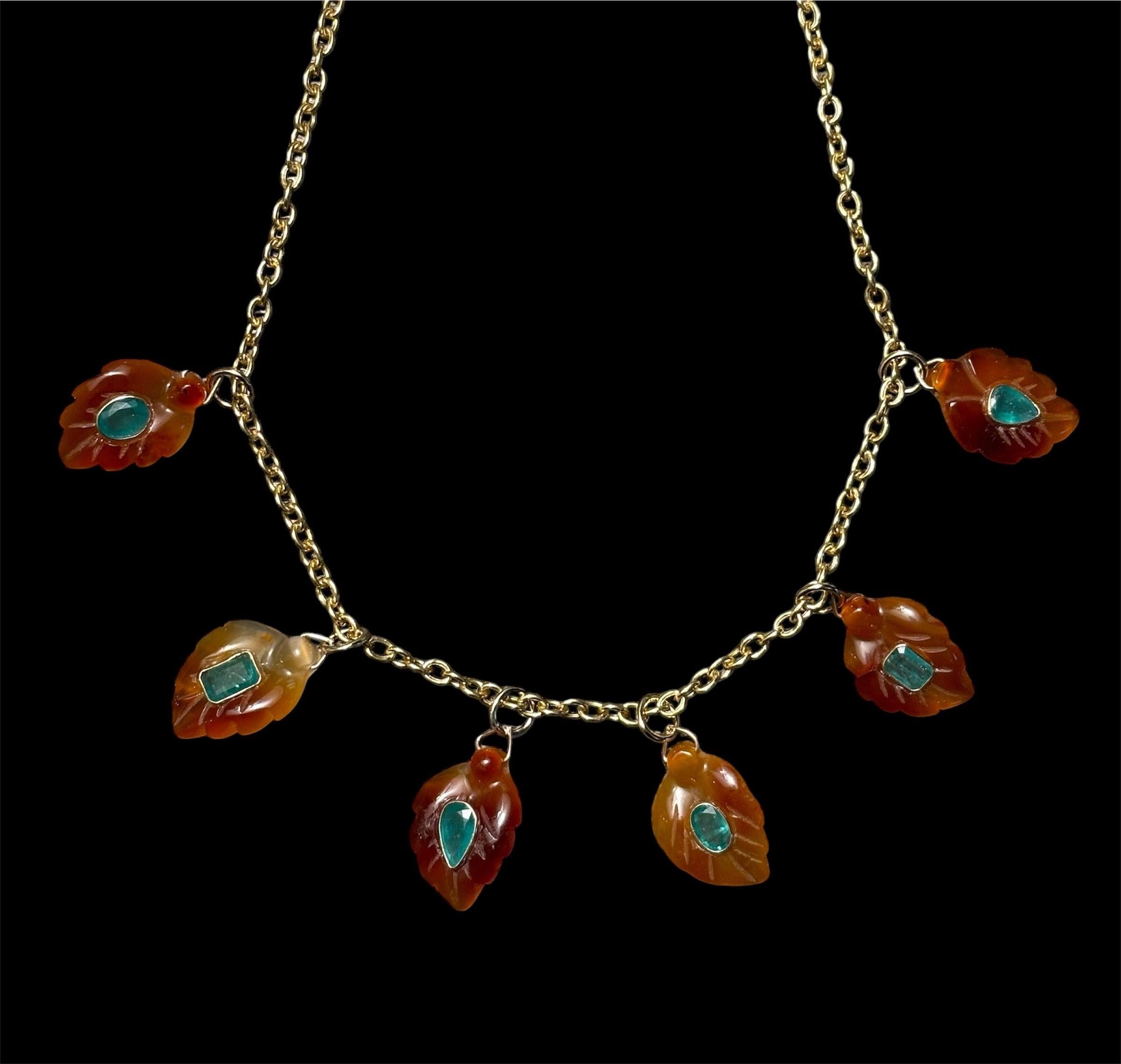 Ciondolo FLORA, ciondolo a forma di foglia di corniola con smeraldo e oro 14k In condizioni Nuovo in vendita a New York, NY