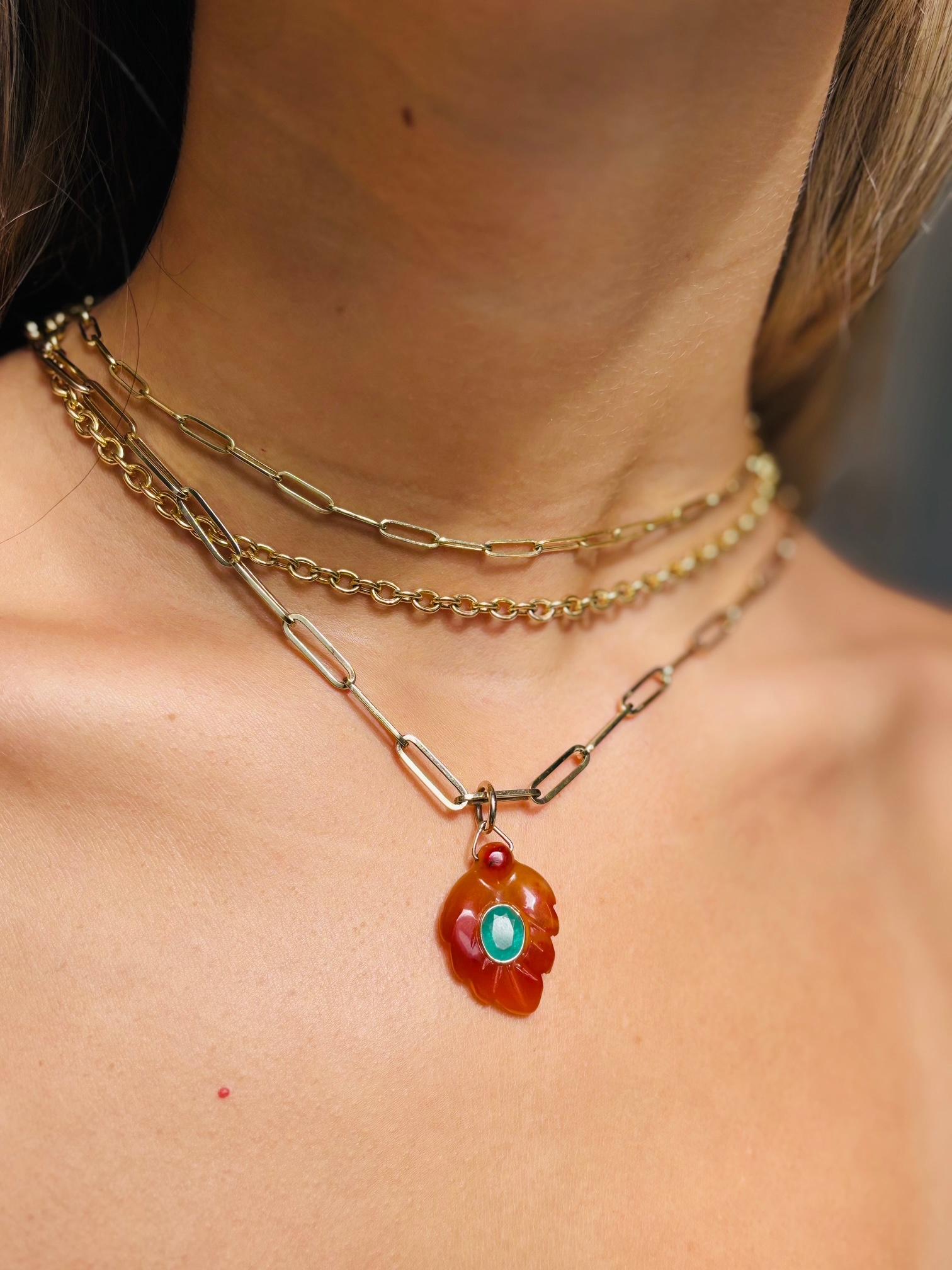 da uomo o donna Ciondolo FLORA, ciondolo a forma di foglia di corniola con smeraldo e oro 14k in vendita