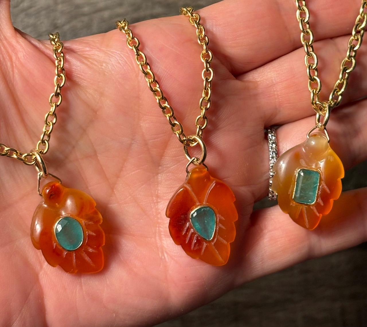 Ciondolo FLORA, ciondolo a forma di foglia di corniola con smeraldo e oro 14k in vendita 1