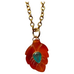 Ciondolo FLORA, ciondolo a forma di foglia di corniola con smeraldo e oro 14k