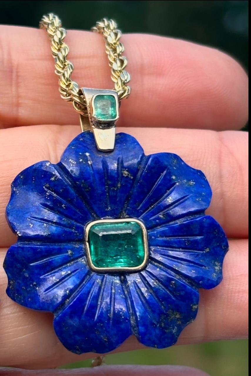 Ciondolo FLORA, lapis, smeraldi e oro 14k In condizioni Nuovo in vendita a New York, NY