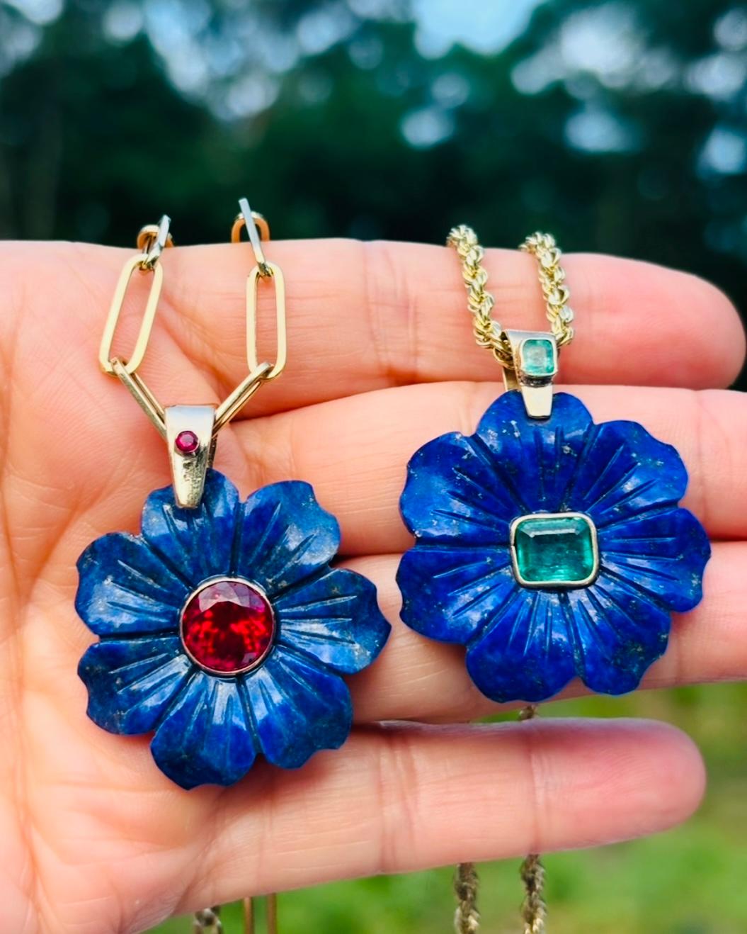 FLORA Anhänger, Lapislazuli, Smaragde und 14k Gold im Angebot 4