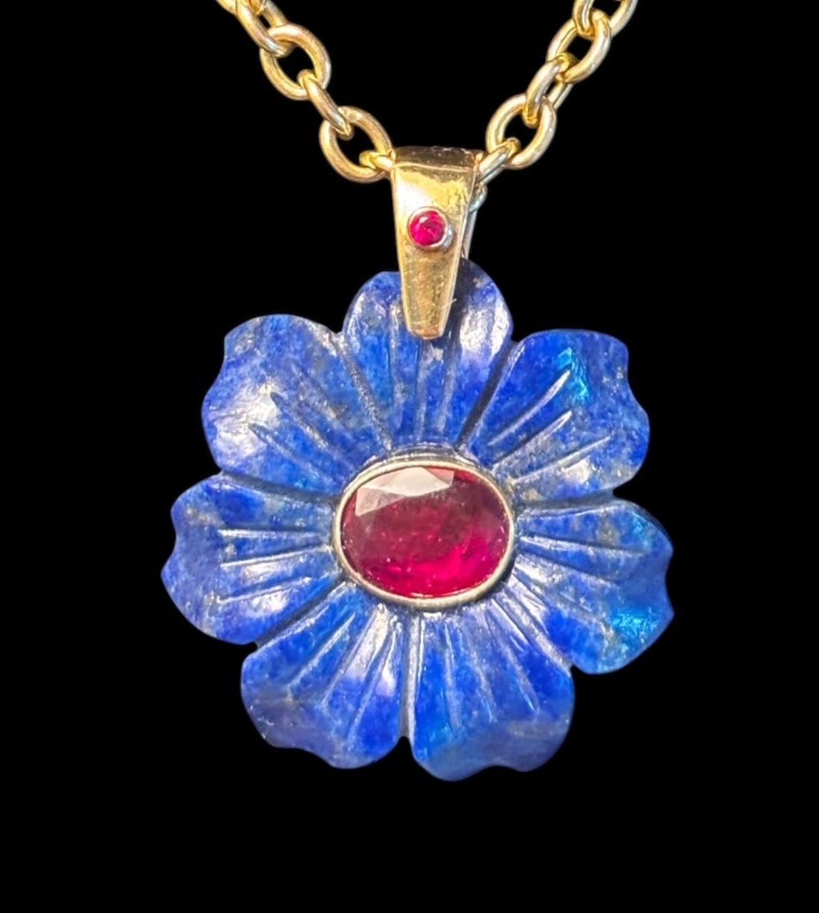 Ciondolo FLORA

Fiore di lapis intagliato (diametro 35 mm) con rubino ovale centrale da 10x8 mm e castone in oro 14k. La cauzione personalizzata in oro 14k ha un rubino rotondo con castone in oro 14k e può ospitare una catena, un cordone e una