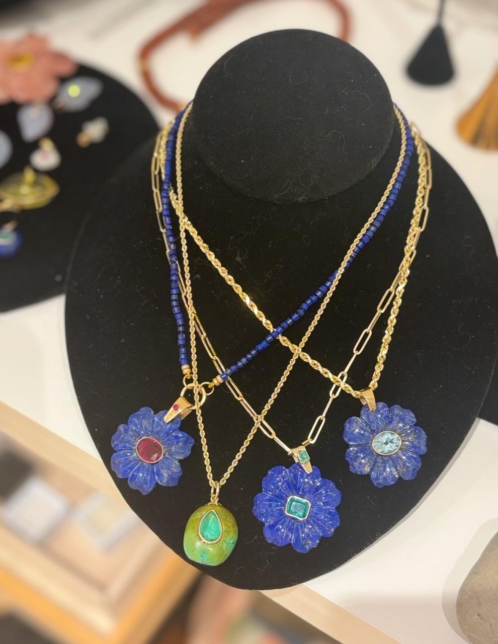 Ciondolo FLORA, lapis, rubini e oro 14k In condizioni Nuovo in vendita a New York, NY