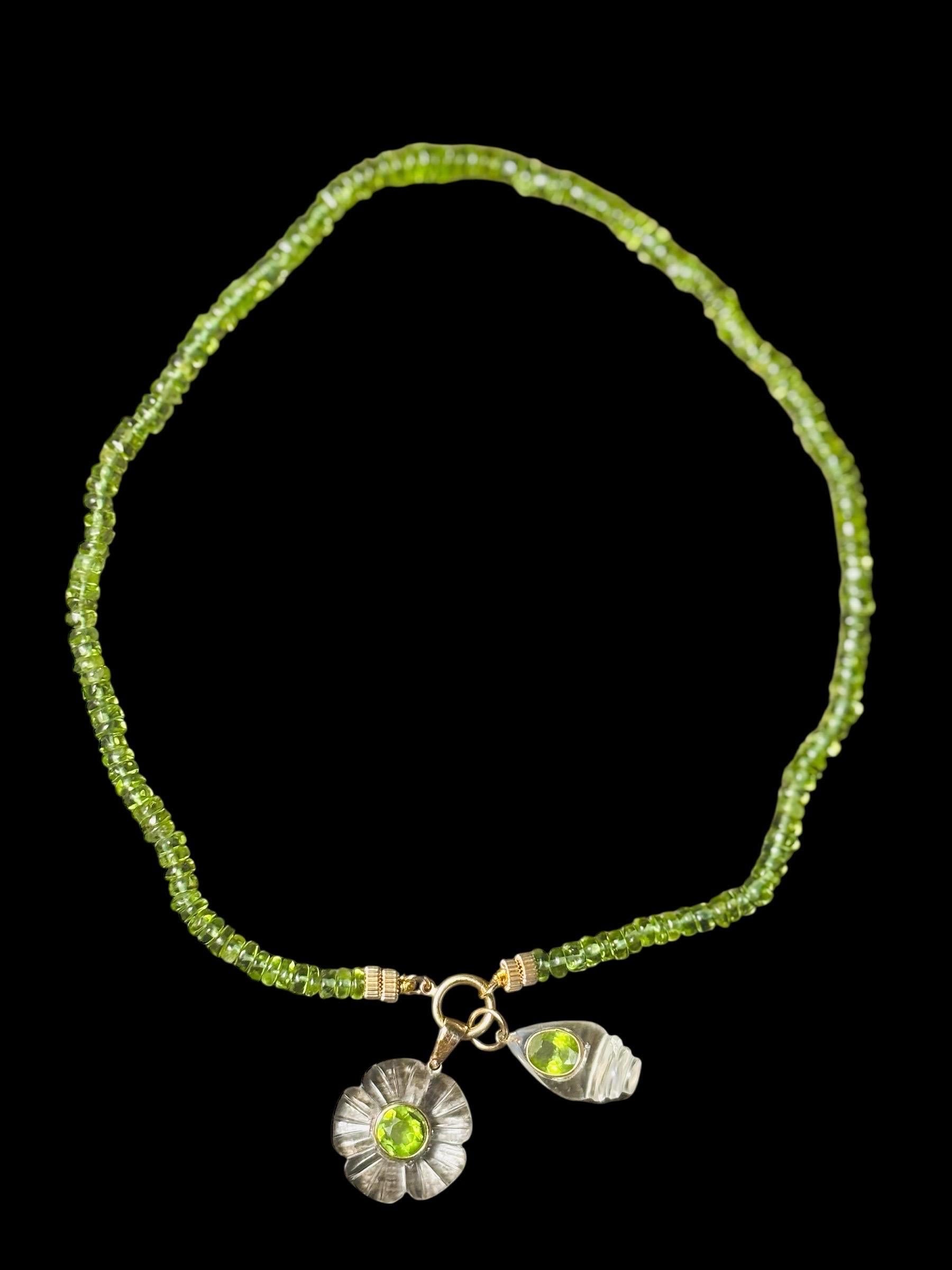 Colgante Flora

Cristal de Roca, Peridoto, Oro 14k

Flor de cristal de roca tallado, de 2,5 cm de diámetro, con peridoto redondo central de 8 mm biselado en oro de 14k. 

El cierre de oro de 14 quilates puede ajustarse a una cadena, cordón o collar