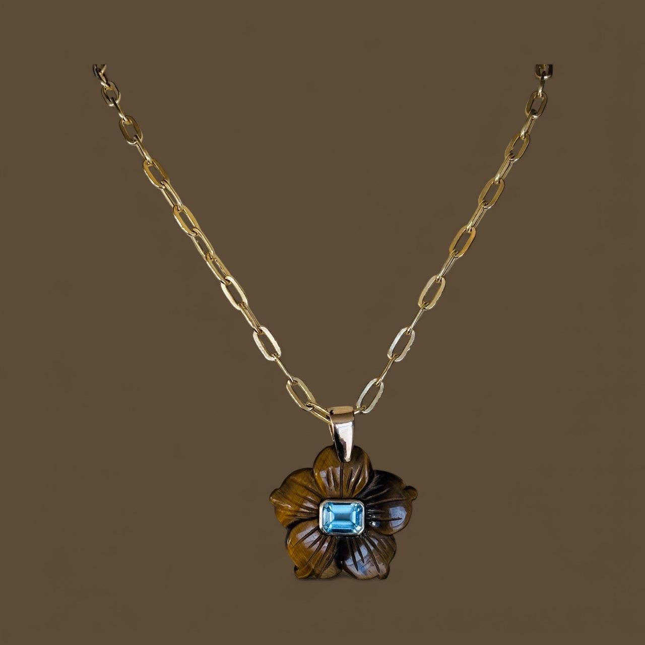 Taglio misto Ciondolo FLORA, occhio di tigre con topazio blu e oro 14k in vendita