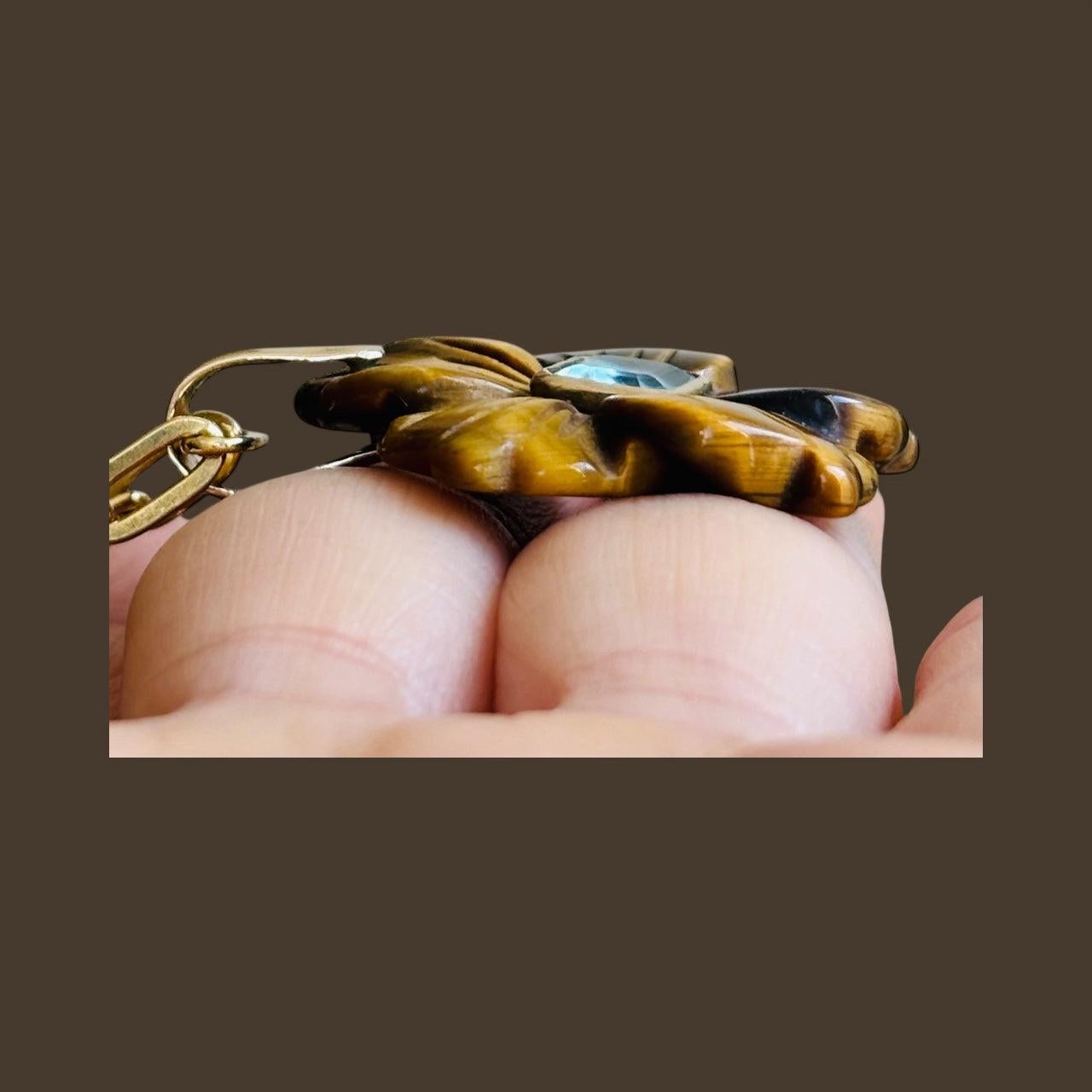 Ciondolo FLORA, occhio di tigre con topazio blu e oro 14k in vendita 1
