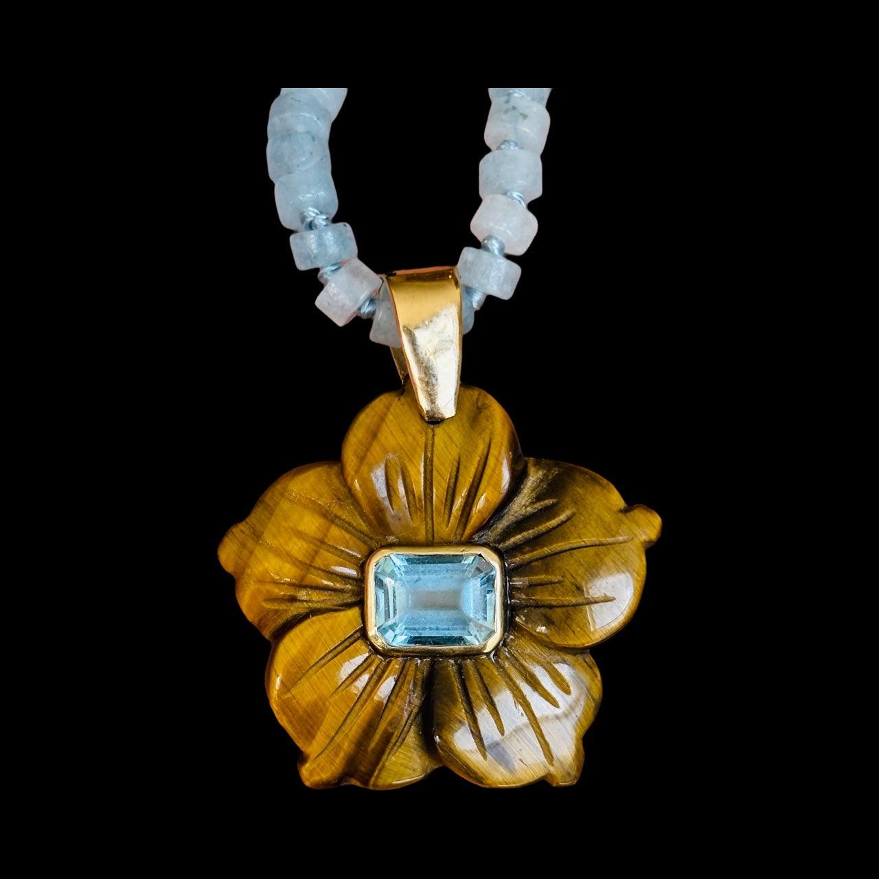 Ciondolo FLORA, occhio di tigre con topazio blu e oro 14k in vendita 2