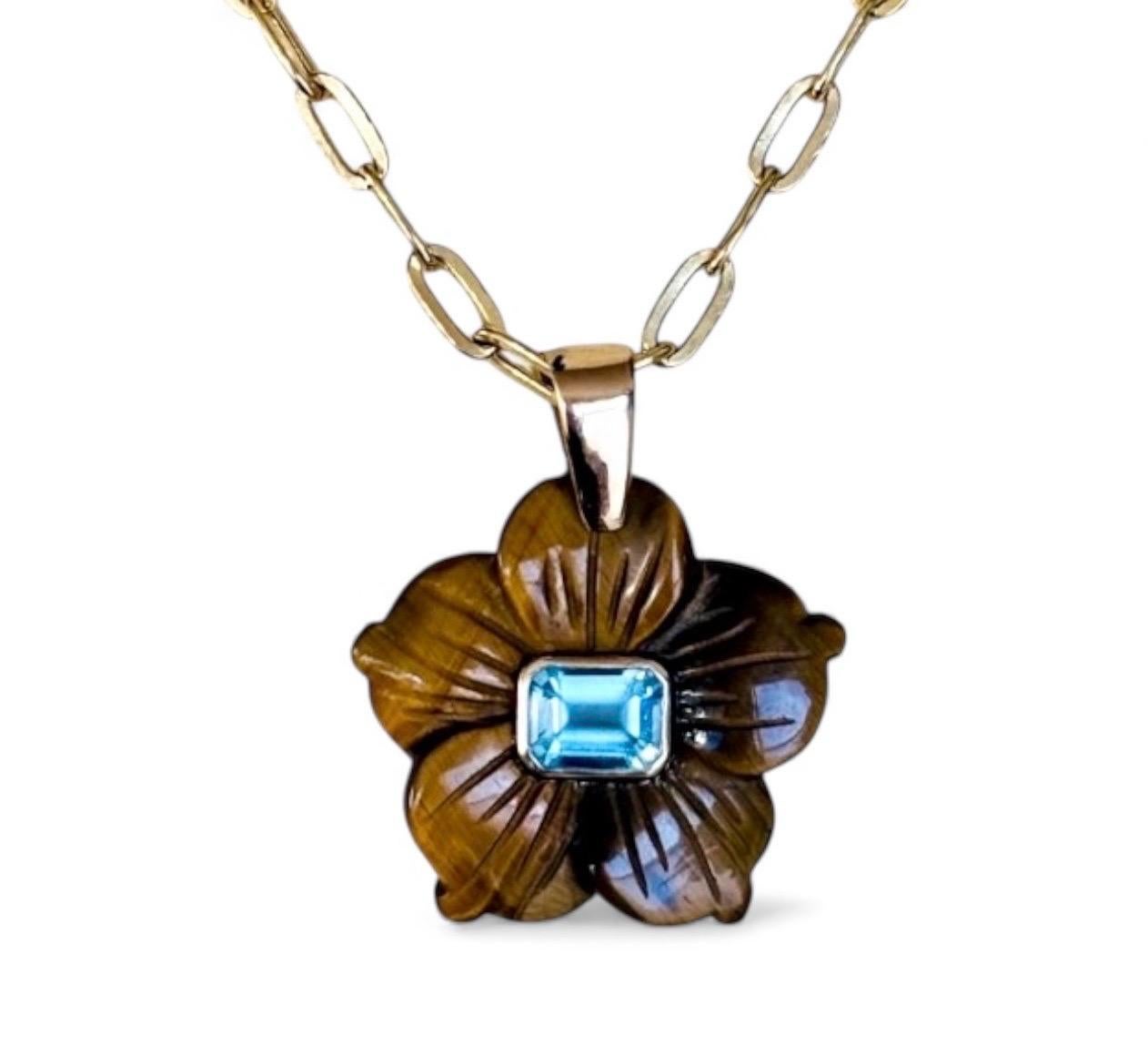Ciondolo FLORA, occhio di tigre con topazio blu e oro 14k in vendita 3