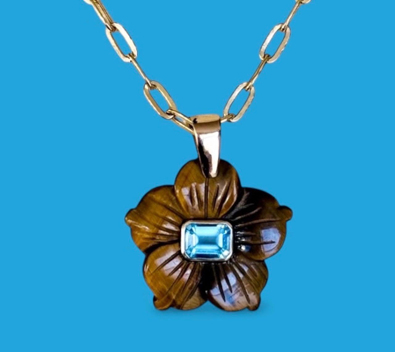 Ciondolo FLORA, occhio di tigre con topazio blu e oro 14k in vendita 4