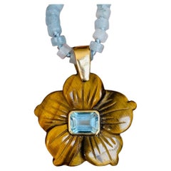 Colgante FLORA, Ojo de tigre con topacio azul y oro de 14k