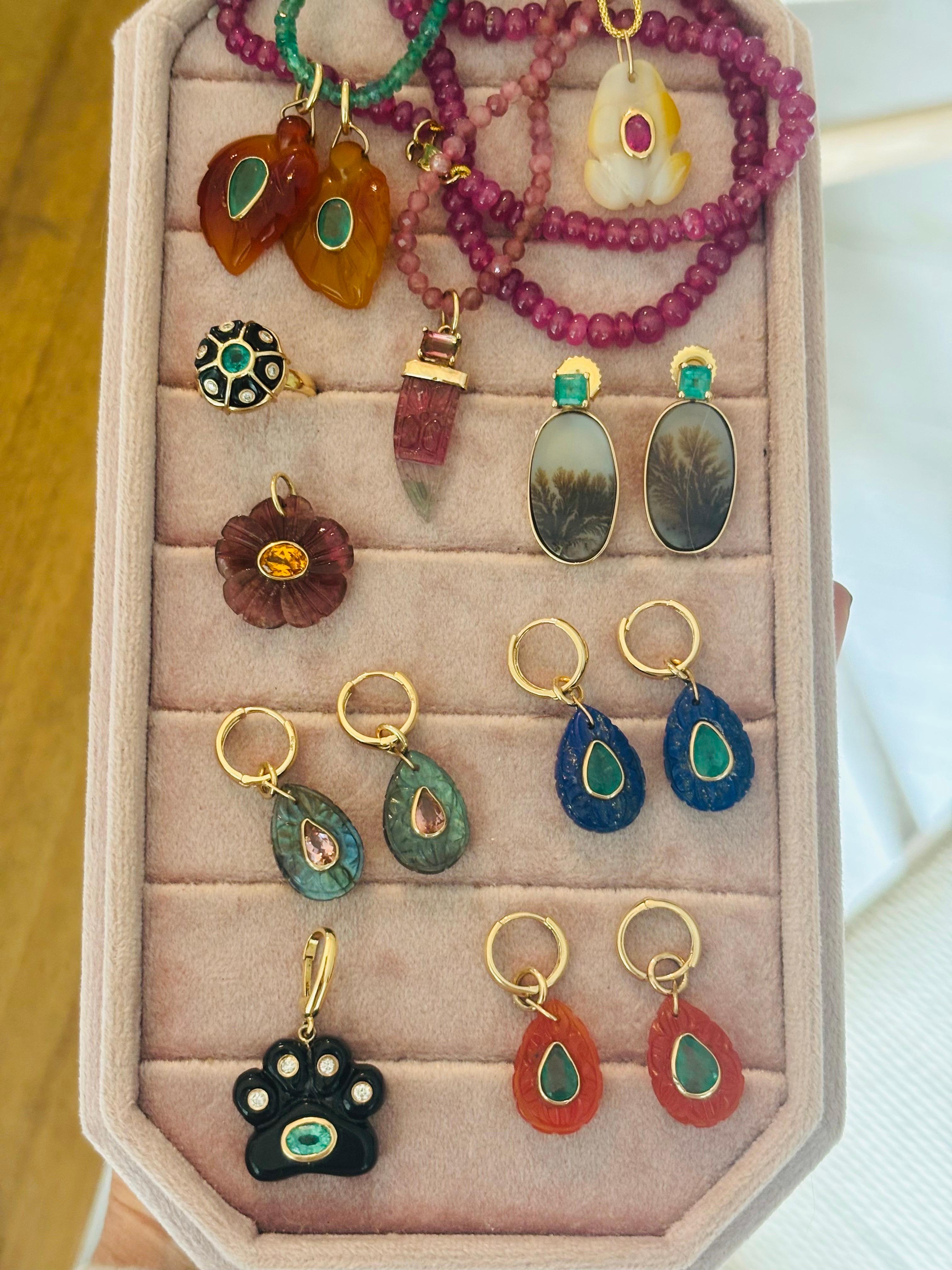 Taille mixte Boucles d'oreilles pétales FLORA : Cornaline, émeraudes, diamants et or 14k en vente