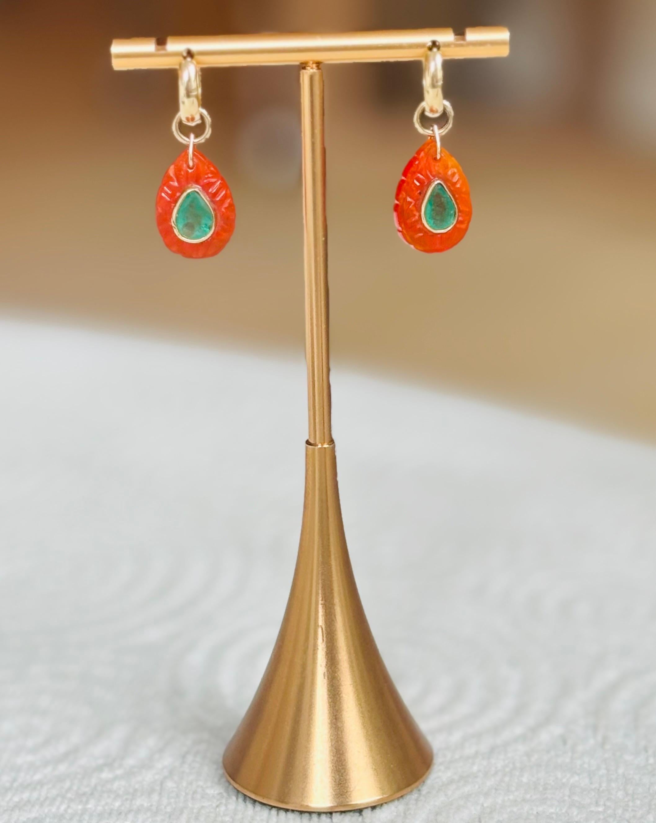 Boucles d'oreilles pétales FLORA : Cornaline, émeraudes, diamants et or 14k Neuf - En vente à New York, NY