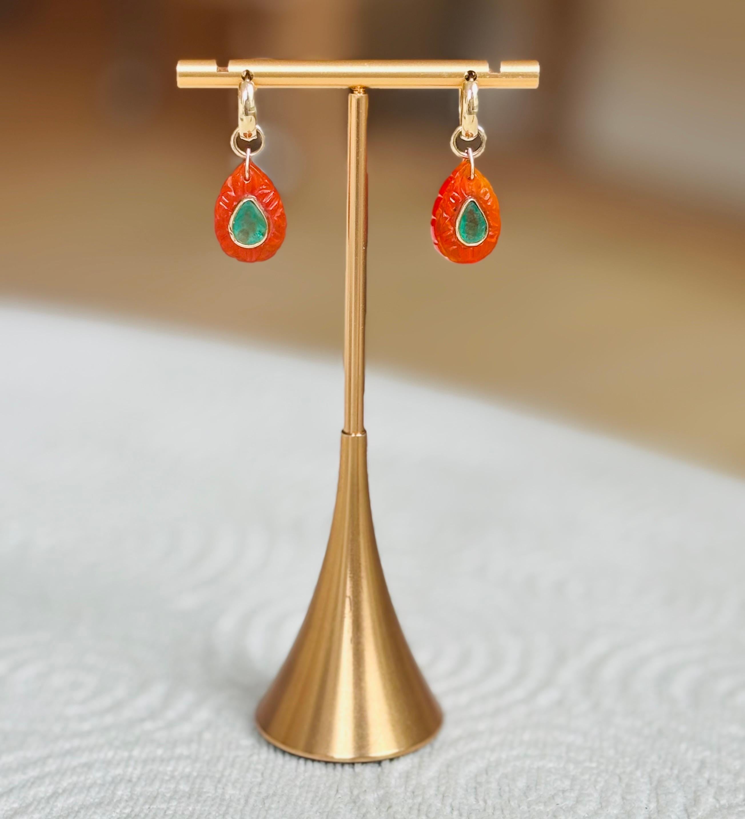 Boucles d'oreilles pétales FLORA : Cornaline, émeraudes, diamants et or 14k en vente 1