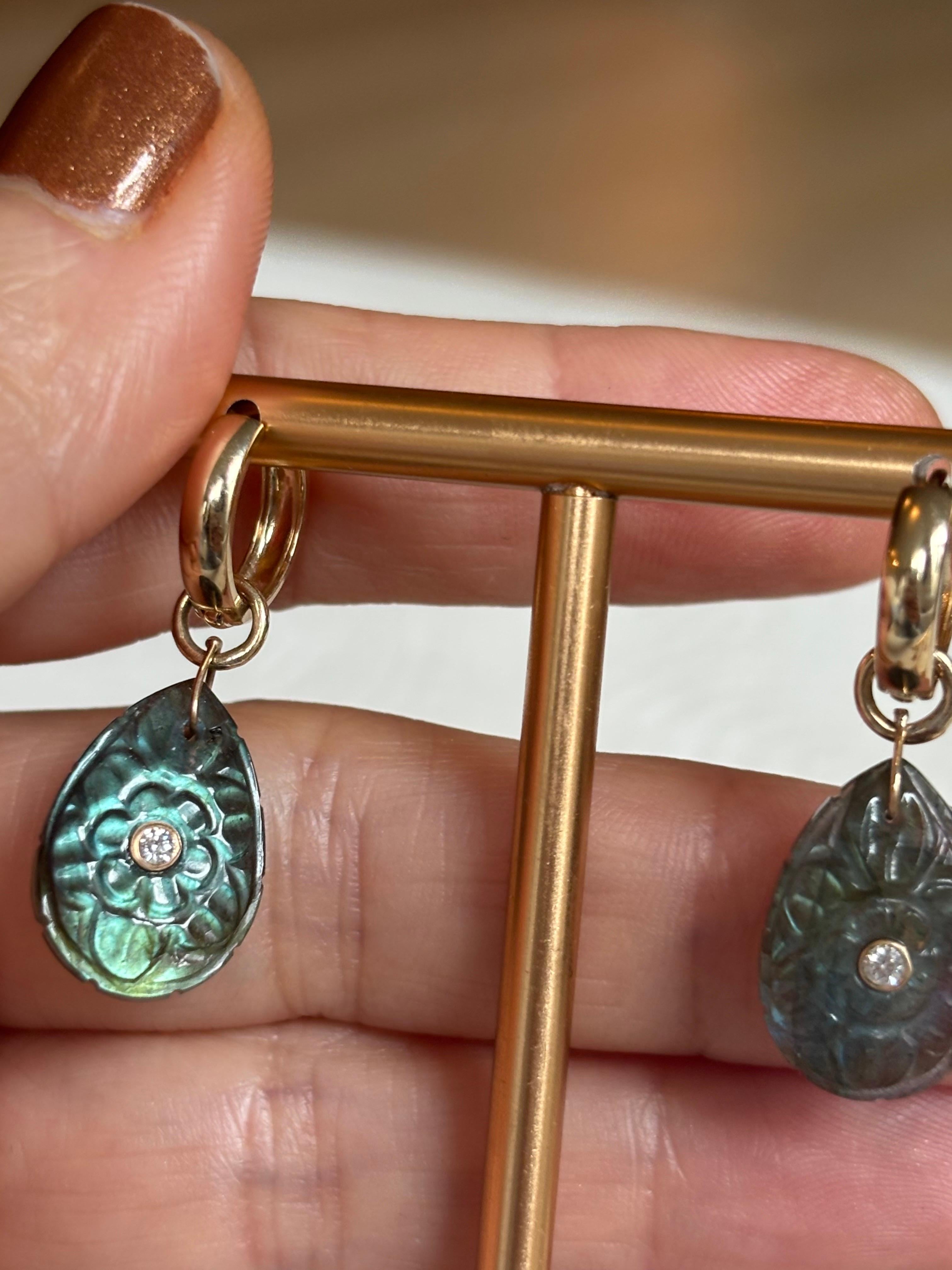 Boucles d'oreilles pétales FLORA : Labradorite, tourmaline rose, diamants et or 14k Neuf - En vente à New York, NY