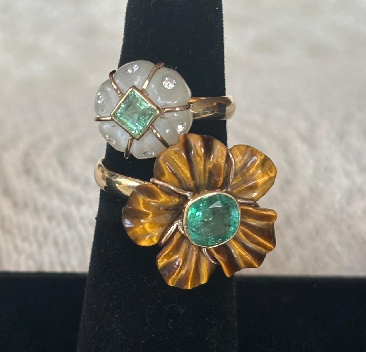 Anillo FLORA

Ojo de tigre, esmeralda y oro de 14k

La flor de ojo de tigre magníficamente tallada mide 20 mm de diámetro y su esmeralda central (7x7 mm) está engastada en oro de 14k. 

La banda de oro de 14k mide 3 mm de ancho. 

Este anillo es de