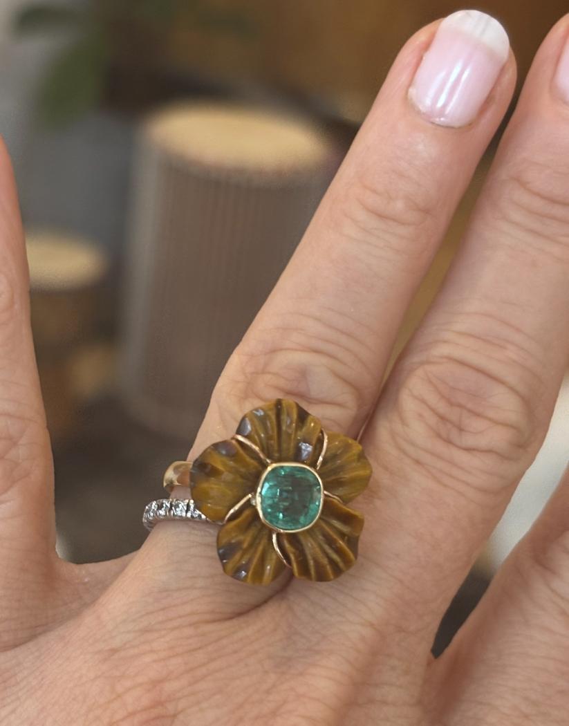 ANILLO FLORA, Flor de Ojo de Tigre con Esmeralda y Oro de 14k Contemporáneo en venta