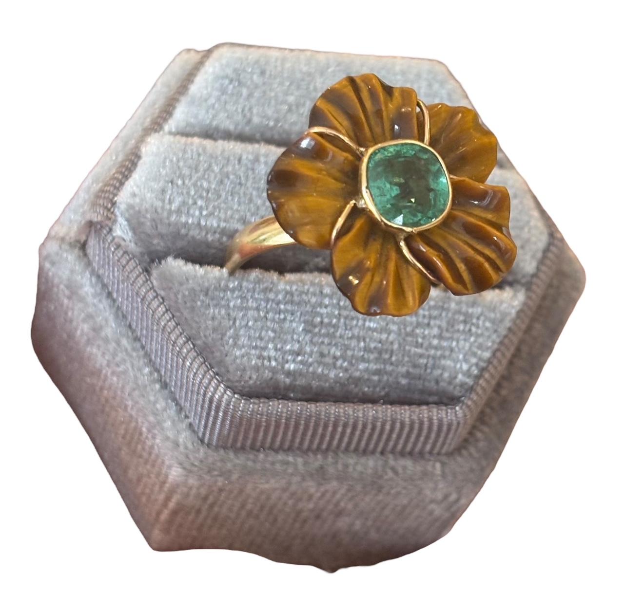 ANILLO FLORA, Flor de Ojo de Tigre con Esmeralda y Oro de 14k Corte mixto en venta