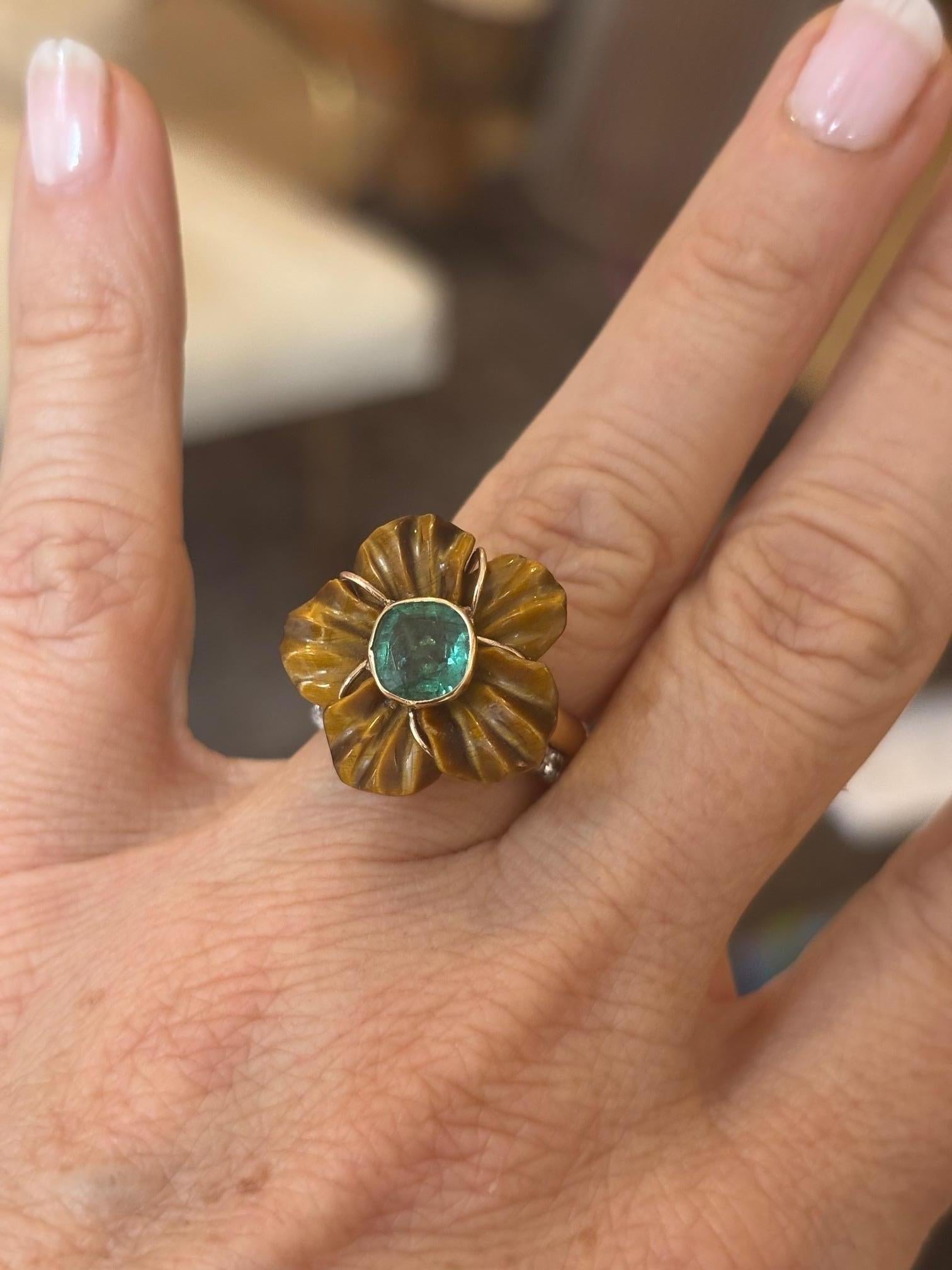 ANILLO FLORA, Flor de Ojo de Tigre con Esmeralda y Oro de 14k en Nuevo estado para la venta en New York, NY