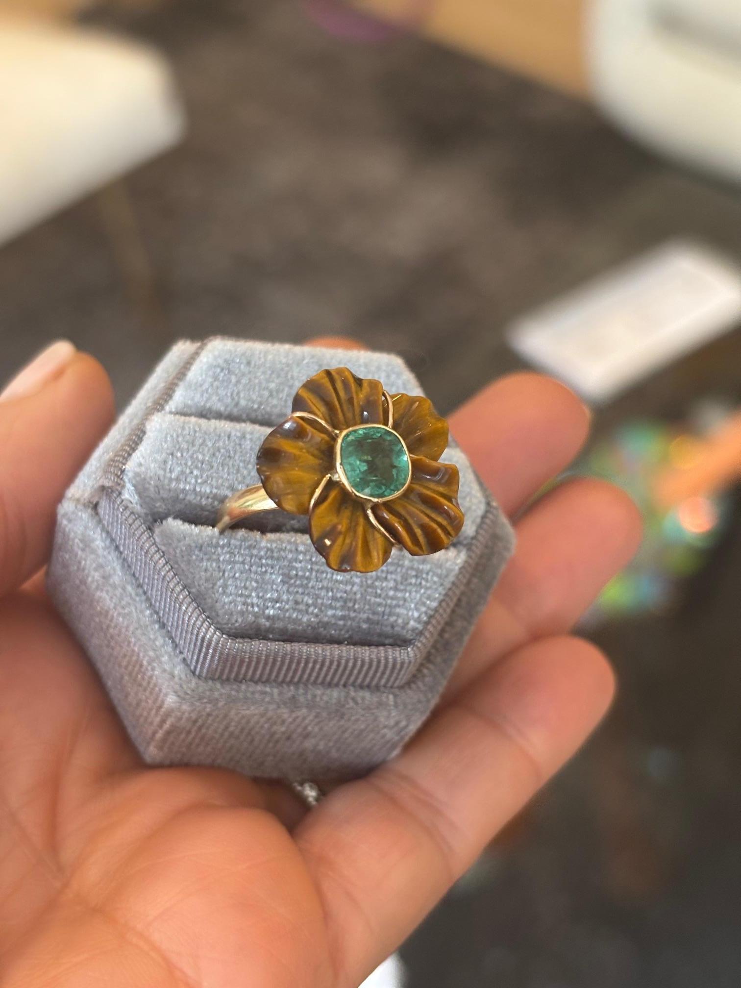 ANILLO FLORA, Flor de Ojo de Tigre con Esmeralda y Oro de 14k en venta 1