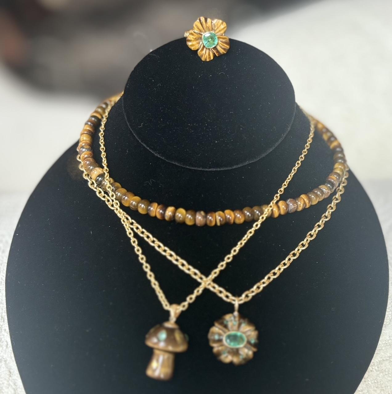 ANILLO FLORA, Flor de Ojo de Tigre con Esmeralda y Oro de 14k en venta 2