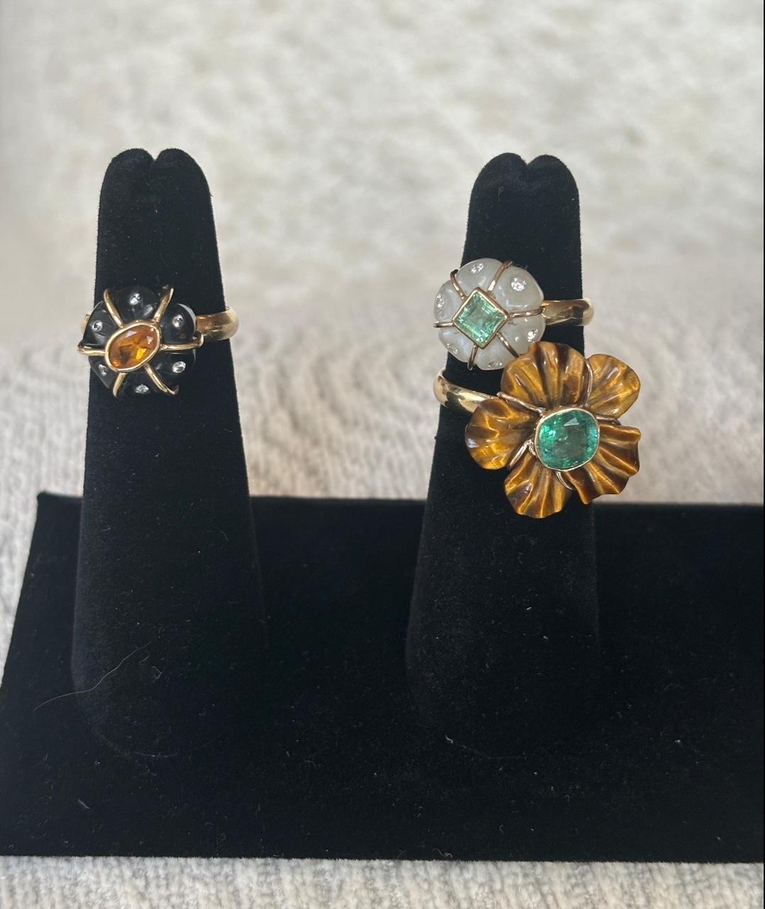 ANILLO FLORA, Flor de Ojo de Tigre con Esmeralda y Oro de 14k en venta 3