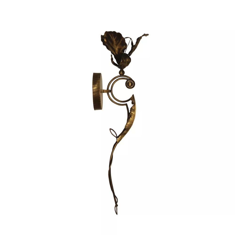 Un candelabro inusual cuya belleza es tan poco convencional como tentadora. Este accesorio intrincadamente esculpido da un aspecto de empujador de pétalos a la moda.

Materiales y acabados Como se muestra:
Estructura: Latón envejecido (acabado de