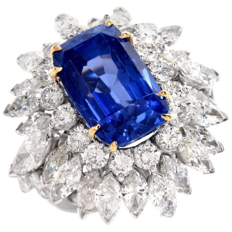 Este exquisito anillo de zafiro y diamantes está hecho a mano en platino macizo, con un engaste de oro amarillo de 18 quilates. Se exhibe un zafiro azul de Birmania auténtico de talla cojín con informe del laboratorio GIA, sin tratamiento térmico,